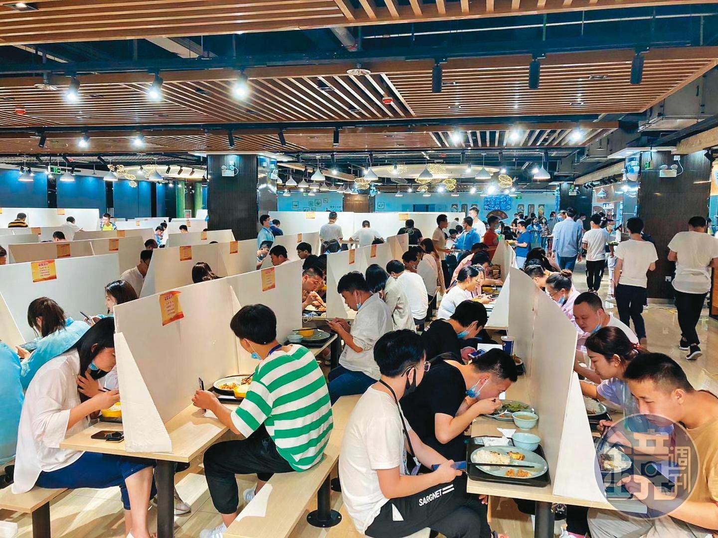 鴻海前主管劉先生，目前在富士康成都廠仍經營美食街。（讀者提供）