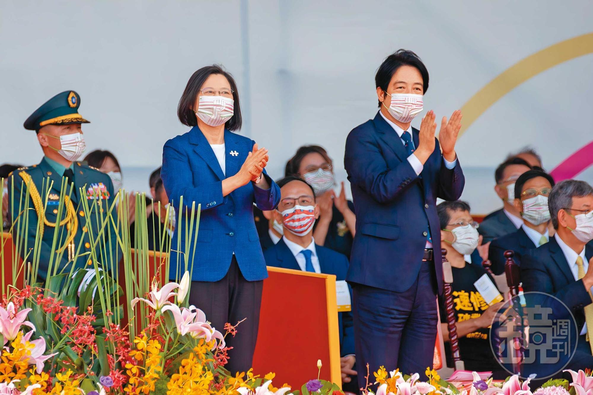 賴清德(前右)多次重申,兩岸政策將站穩總統蔡英文(前左)在2021年國慶演說提出的「4個堅持」立場。