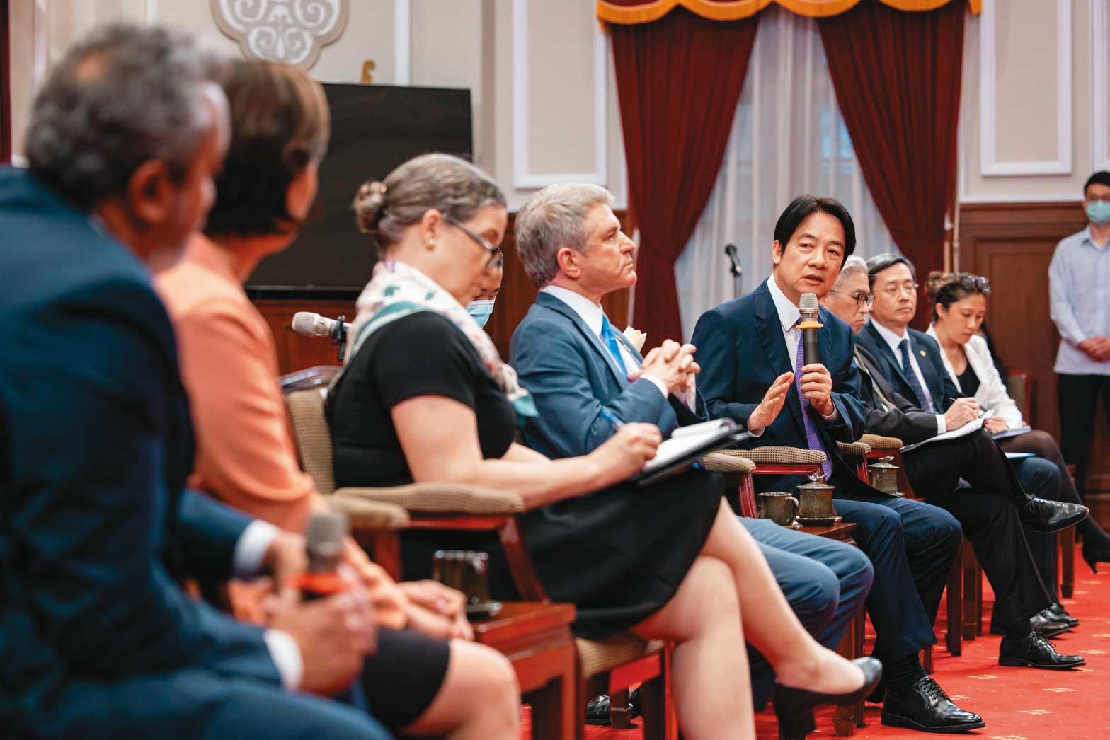 賴清德替美中台政策定錨,作為外交互動的論述基調。圖為賴4月6日接待美跨黨派眾議員。(總統府提供)