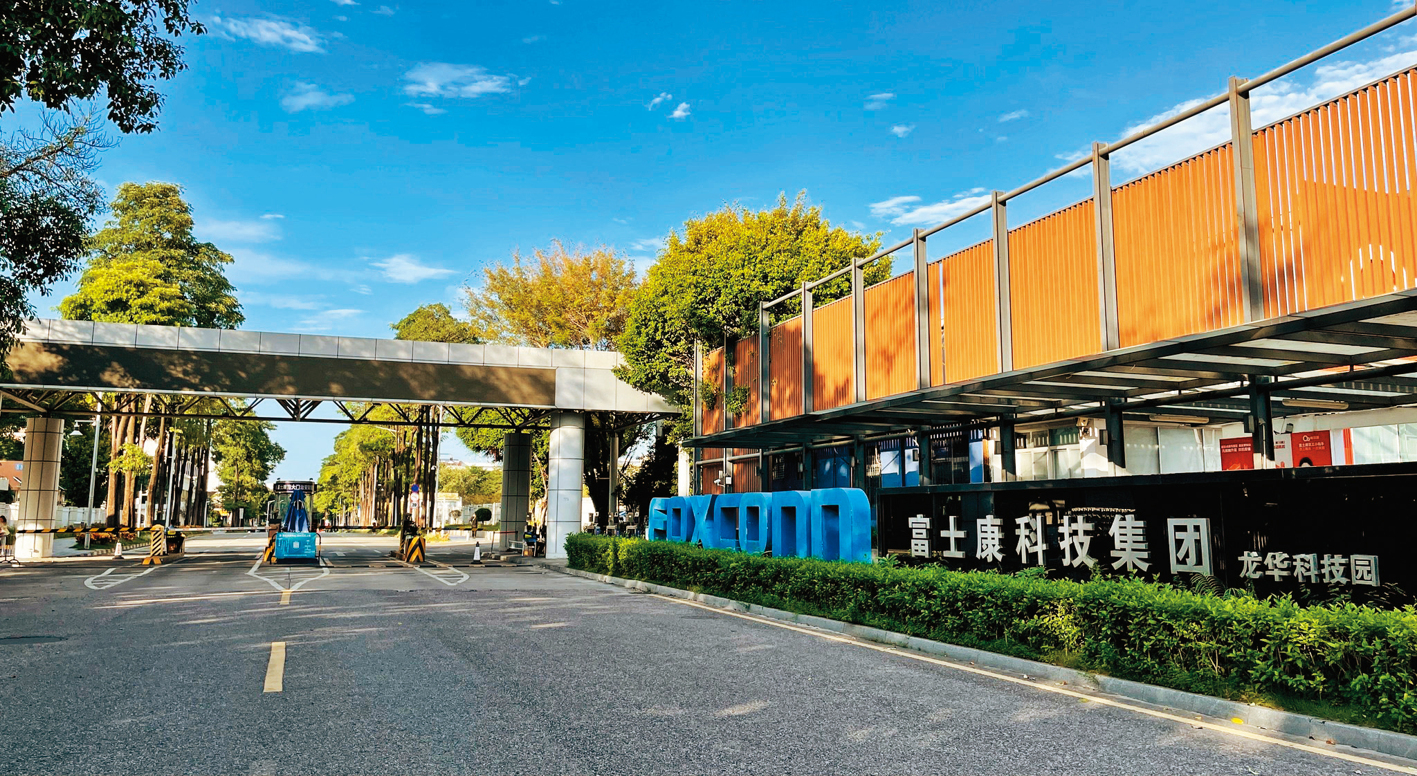 富士康遭控內部管理出問題，讓不少進駐廠區商店街的廠商慘賠收場。（資料照片）