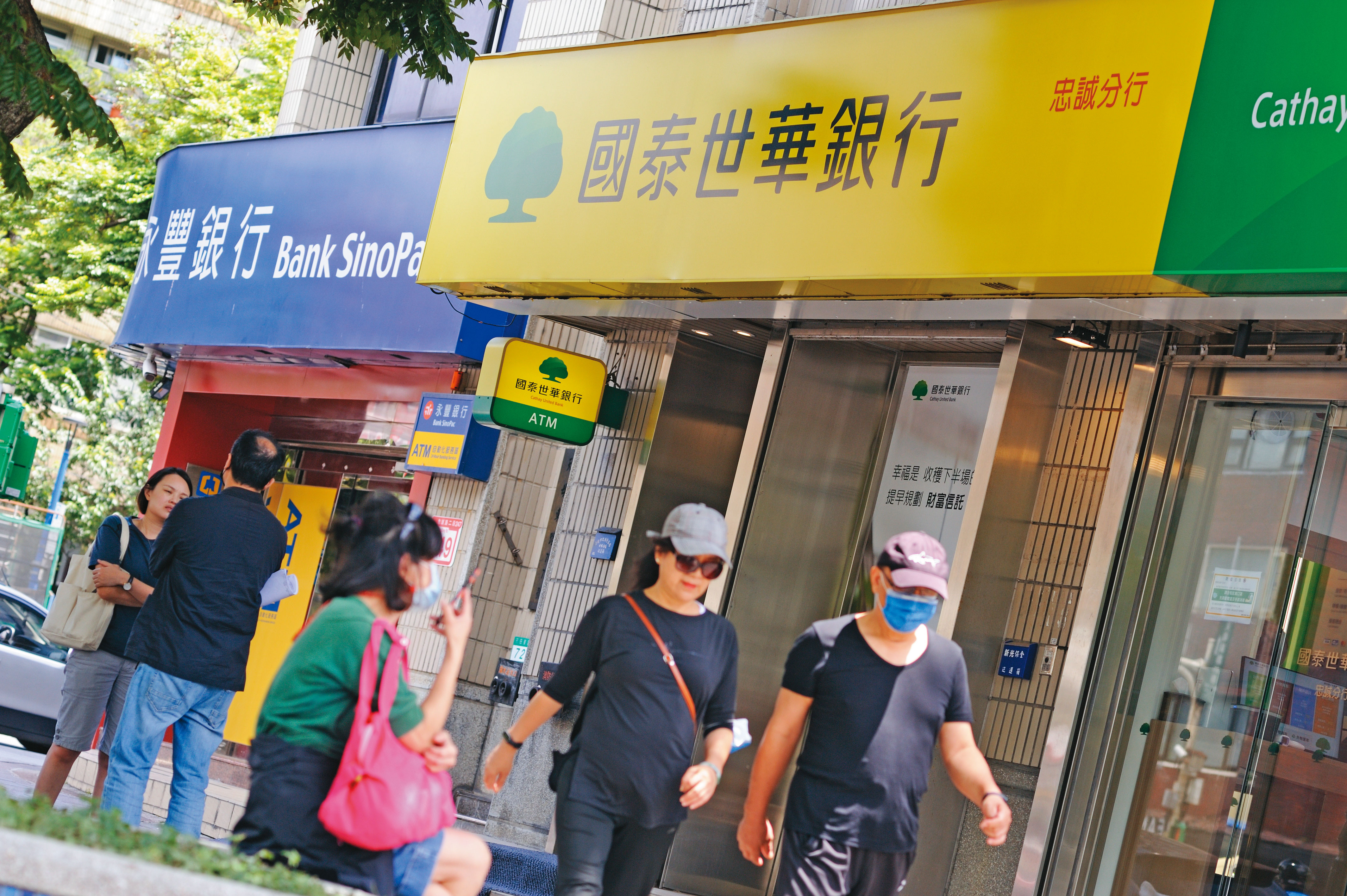 高股息ETF有些偏重金融股、有些偏重電子股，進場前需先釐清選股邏輯。