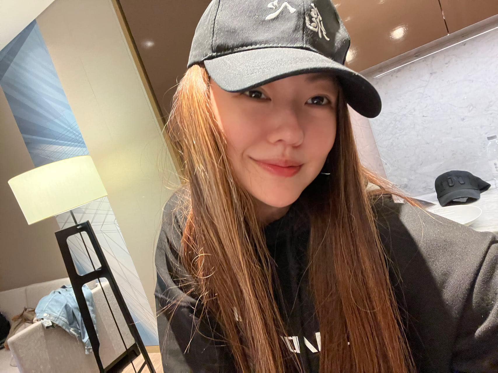 小S一頭棕色長髮,被不少網友認成是狄鶯。(翻攝自小S 徐熙娣臉書)