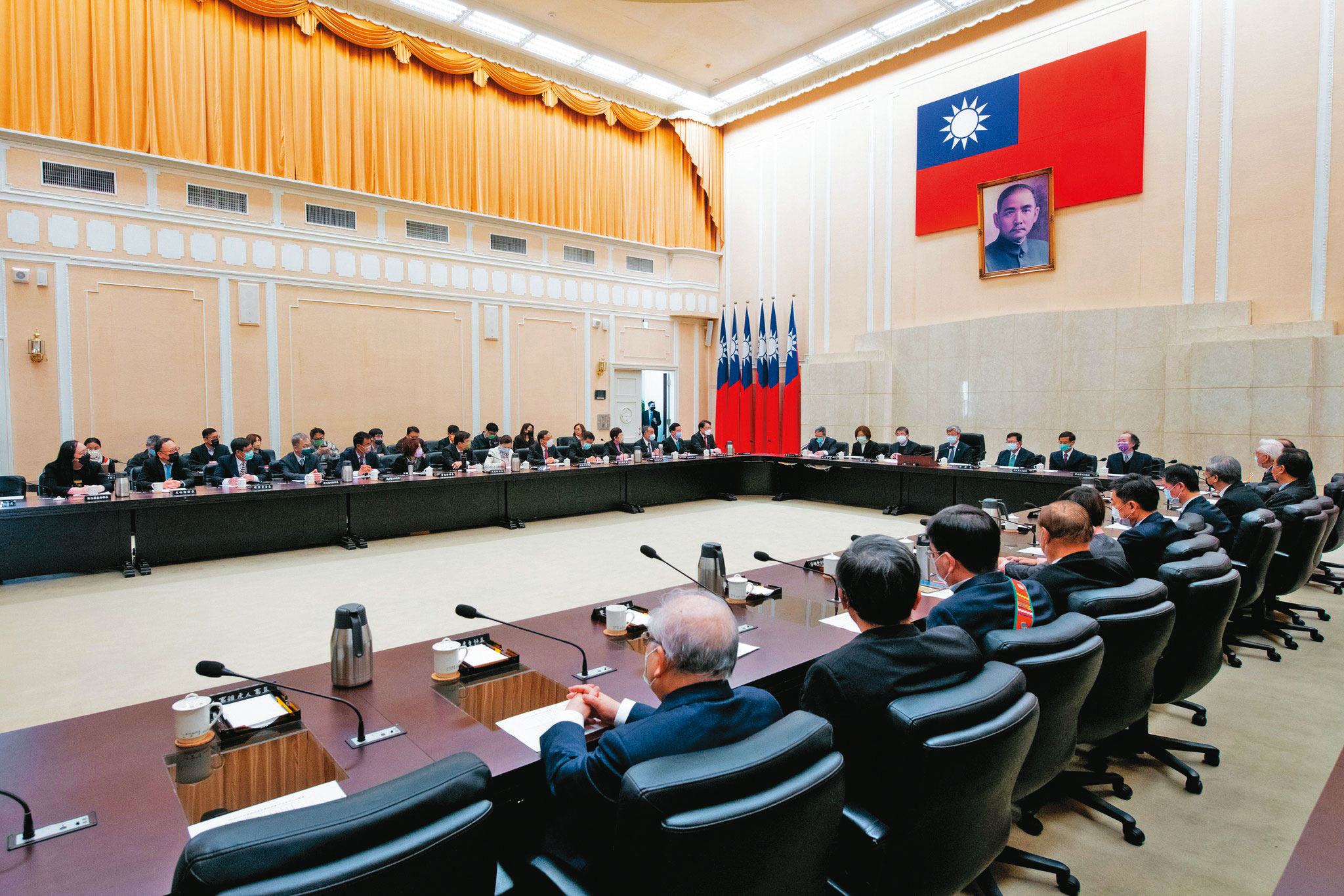 國票金經營權在公股出面協調下，終於落幕。（翻攝自陳建仁臉書）