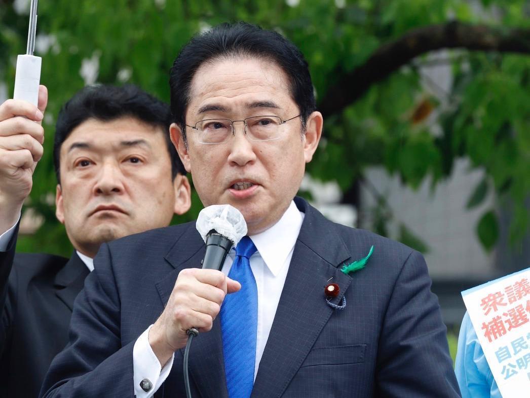 日本首相岸田文雄近日展開助選演講行程,沒想到竟遭到爆裂物攻擊。(翻攝自岸田文雄Twitter)