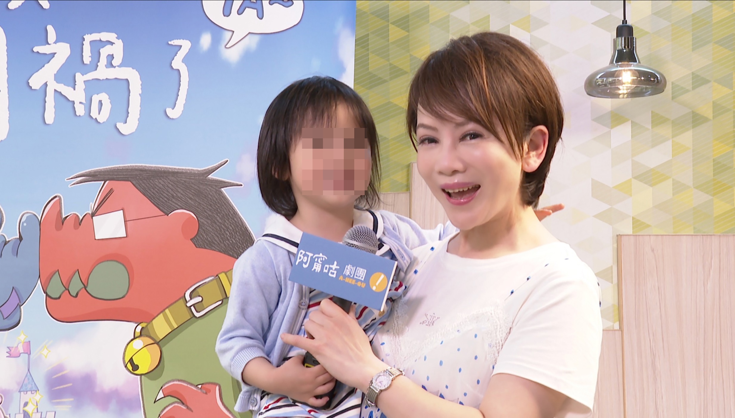 資深主播陳雅琳(右)帶著侄子的3歲女兒,力挺支持親子界偶像阿甯咕。(夢田影像提供)