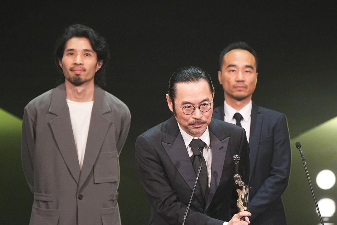 最佳編劇由《神探大戰》的韋家輝(前)、陳偉斌(後左)、麥天樞(後右)獲得。(翻攝自香港電影金像獎IG)