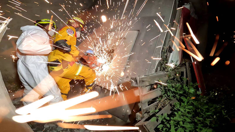 受測的特搜大隊人員，正使用破壞機具，模擬現場搶救人命。（消防局提供）