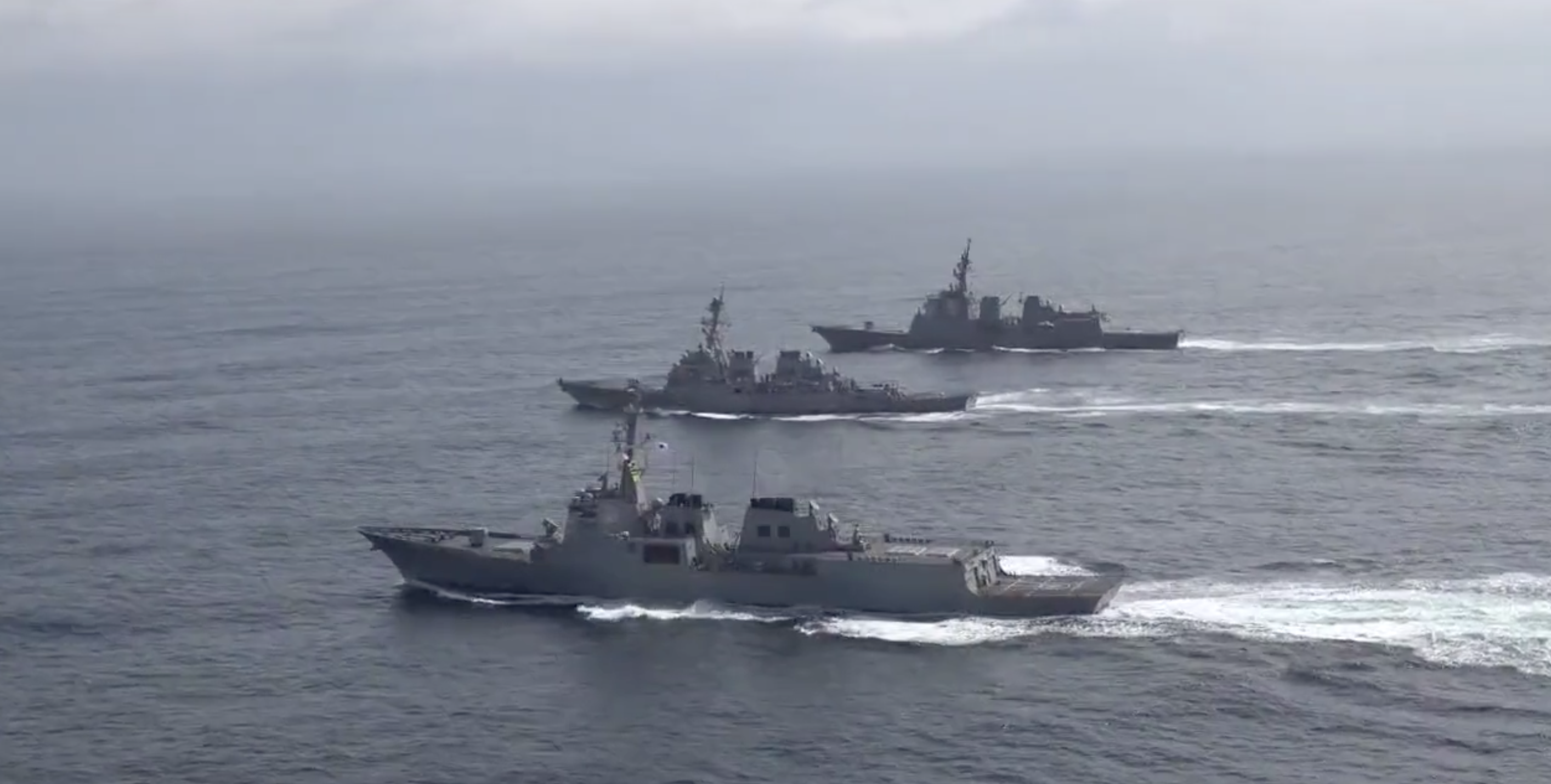 中國青島海事局17日晚間突發布航行警告。（示意圖非當事軍事活動，翻攝自推特@sheng678989）