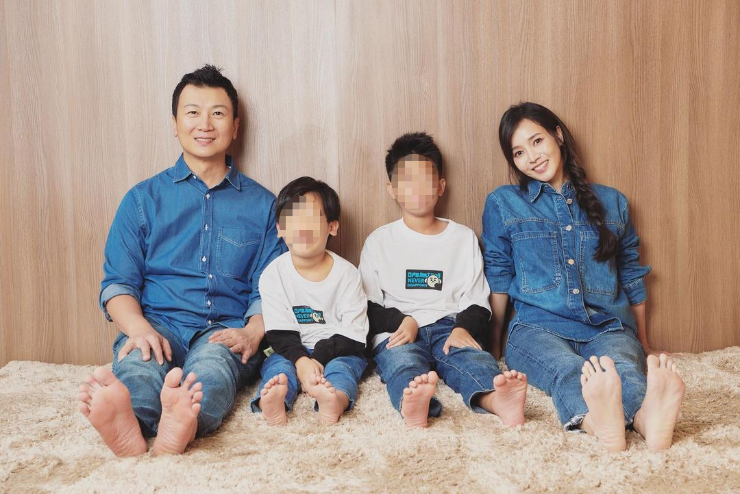 侯佩岑罕見貼出一家四口合照，慶祝結婚12週年。（翻攝侯佩岑IG）