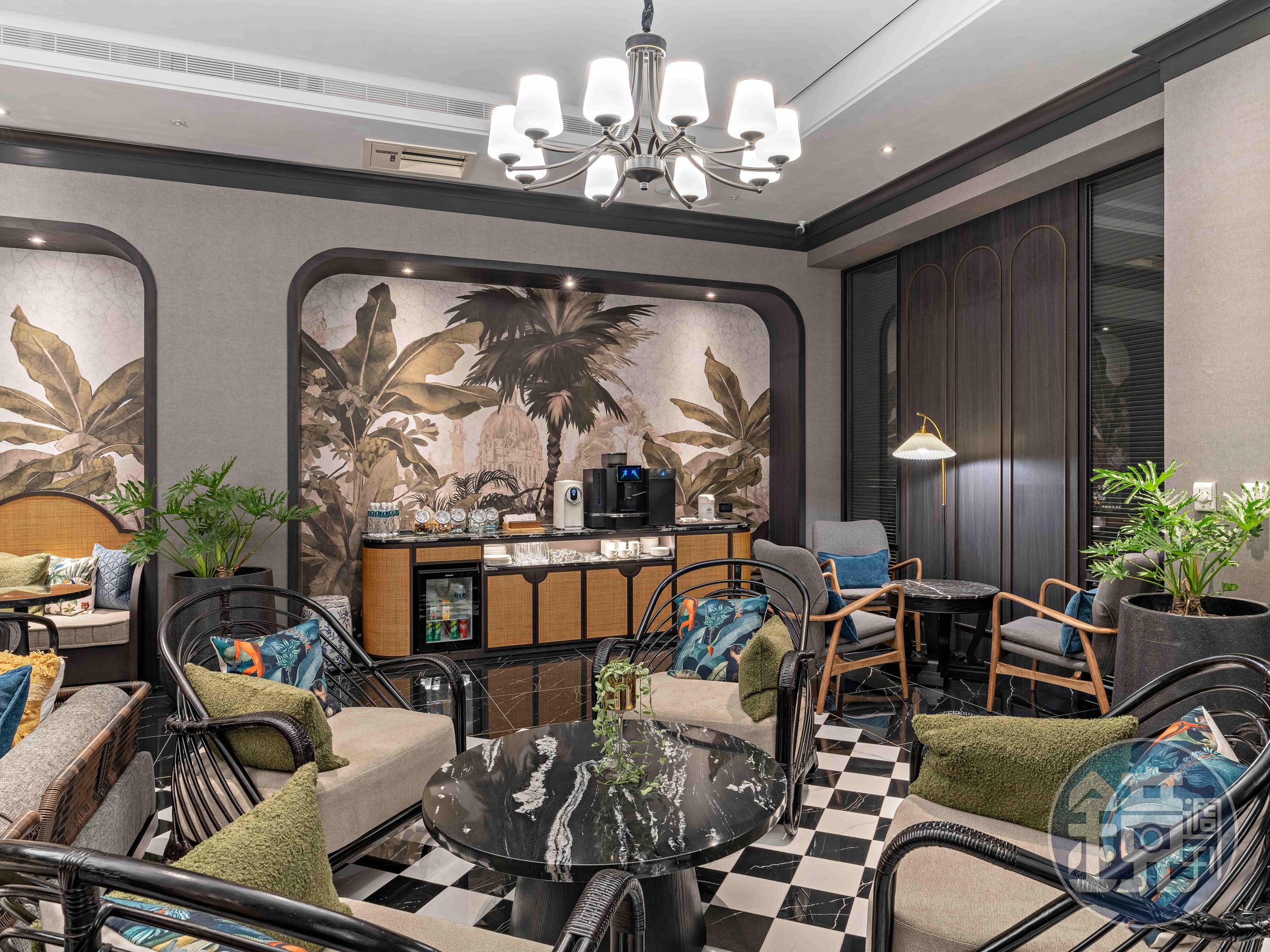 金卡以上會員專屬的「悅心會Club Lounge」,除了提供全天零食與咖啡茶飲,每天下午也有Happy Hour時段,提供紅白酒、輕食小點、軟性飲料。