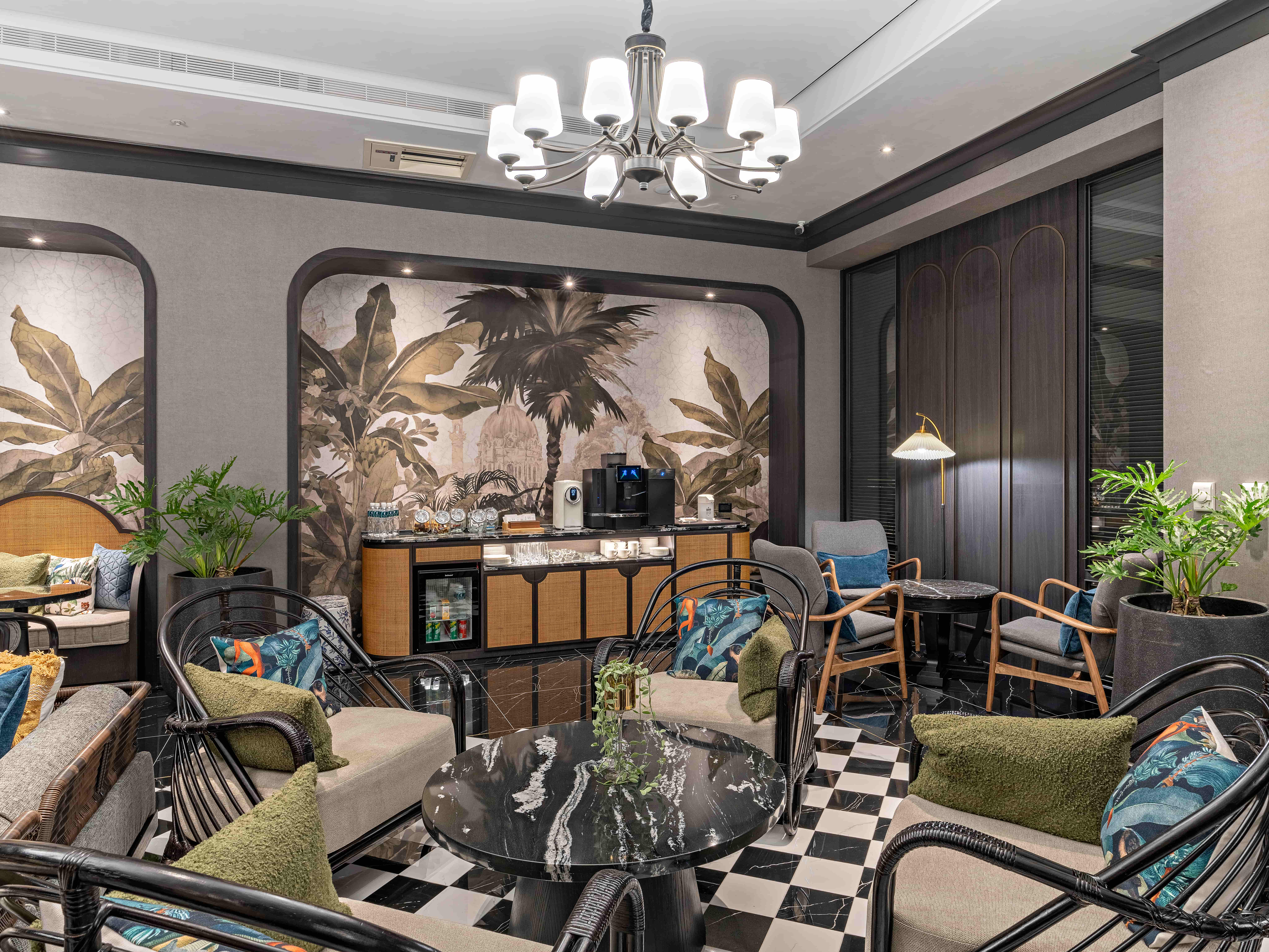 金卡以上會員專屬的「悅心會Club Lounge」,除了提供全天零食與咖啡茶飲,每天下午也有Happy Hour時段,提供紅白酒、輕食小點、軟性飲料。