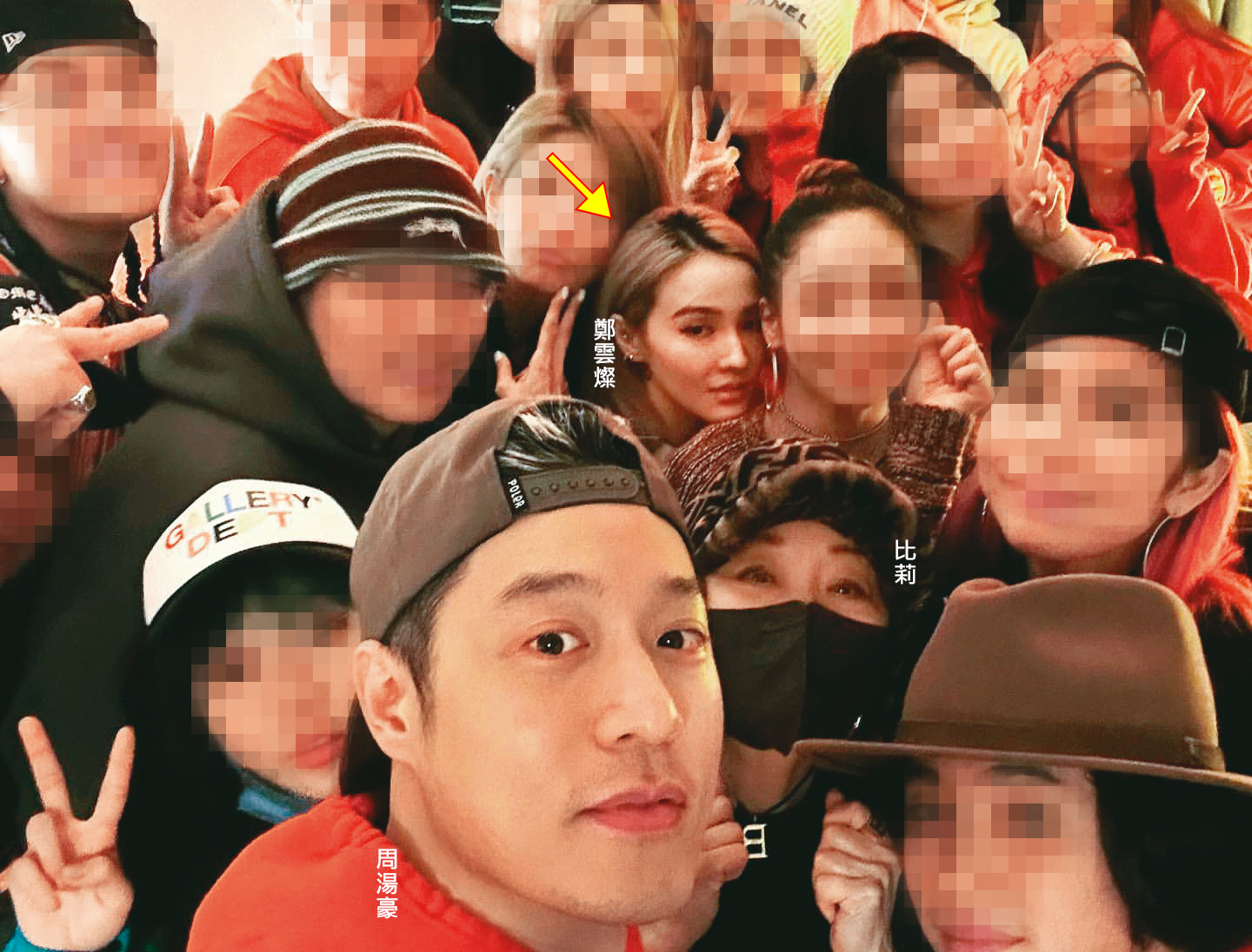 2月中旬，鄭雲燦（箭頭處）去周湯豪家聚會，比莉也在場，可見關係非常融洽。（翻攝自周湯豪IG）