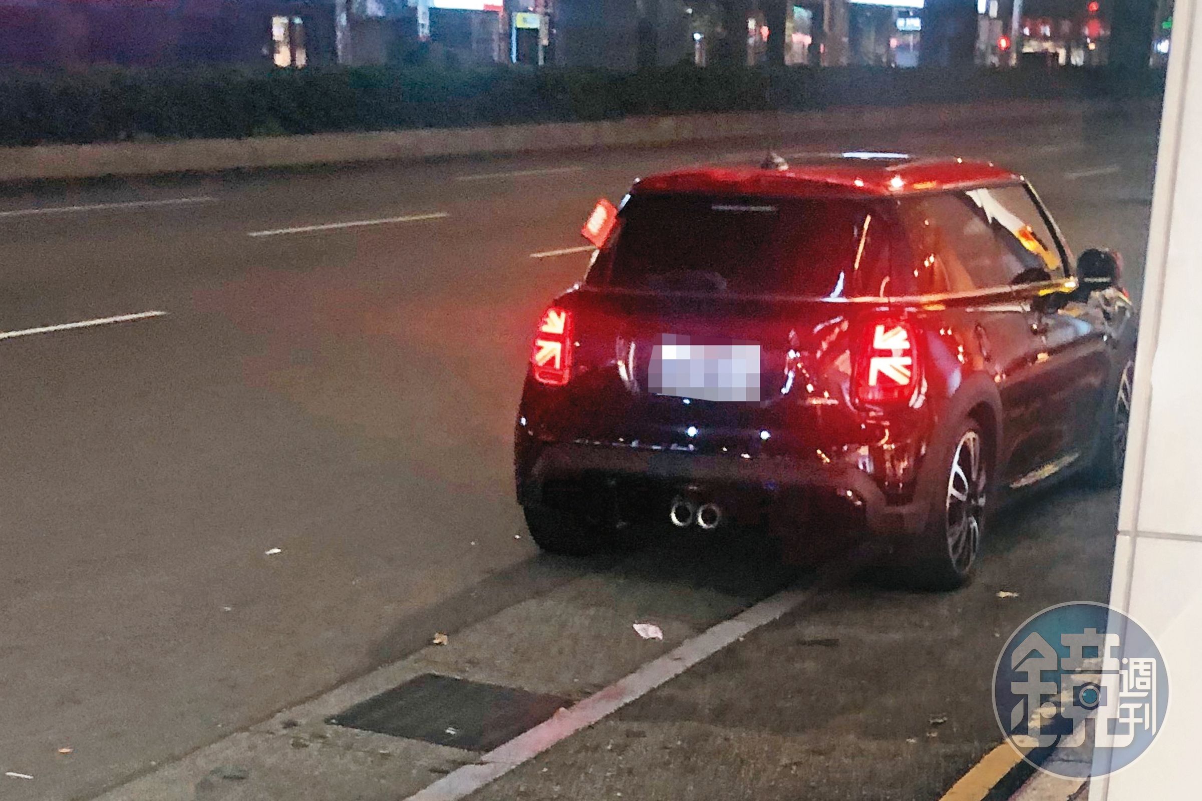2月19日 21：16 果然周湯豪一溜煙鑽進鄭雲燦的車裡，可見私下已進展了好一陣子才有如此默契。