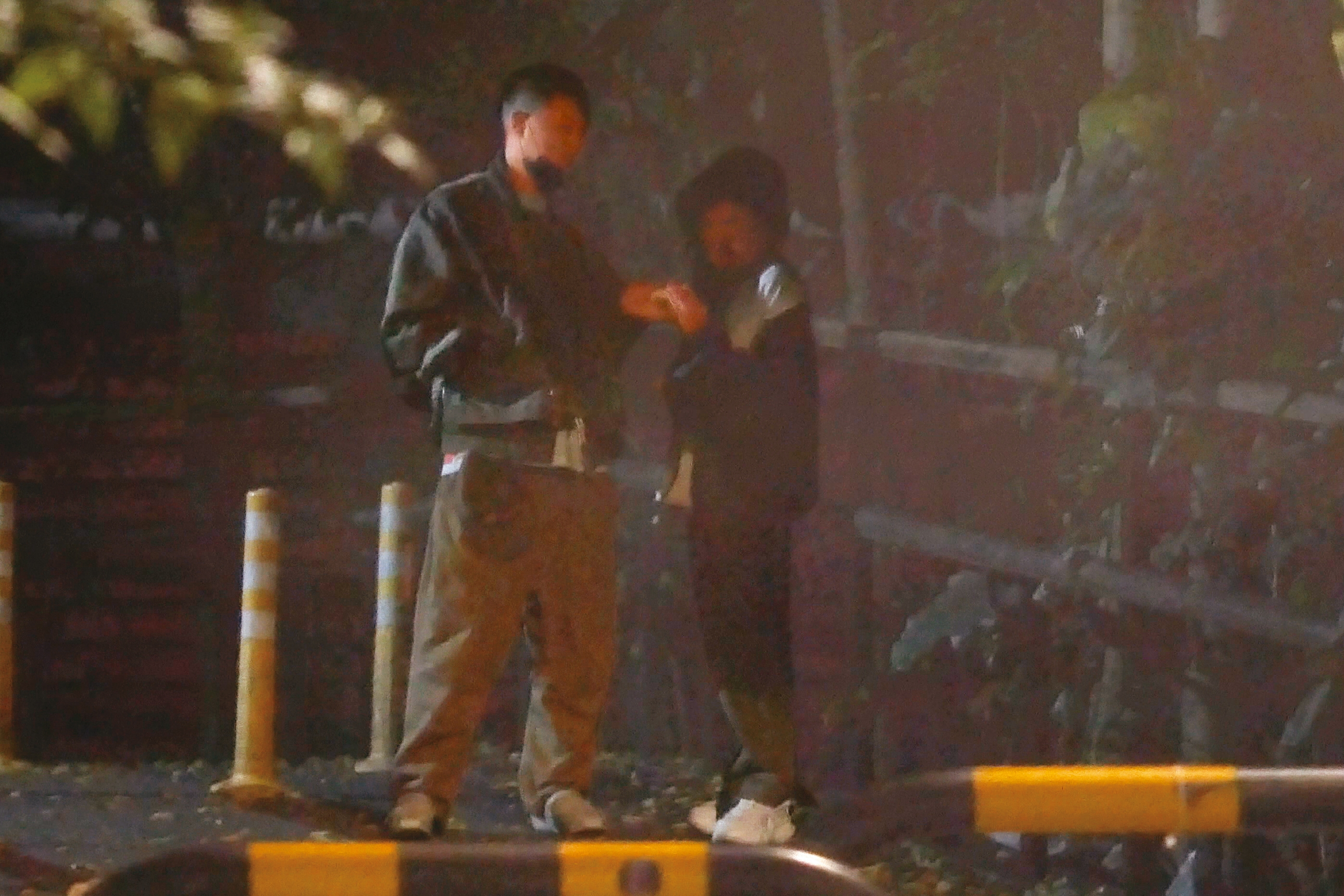 20:04 等候用餐期間,他倆跑去路旁暗處,還共抽一支電子菸交換口水。