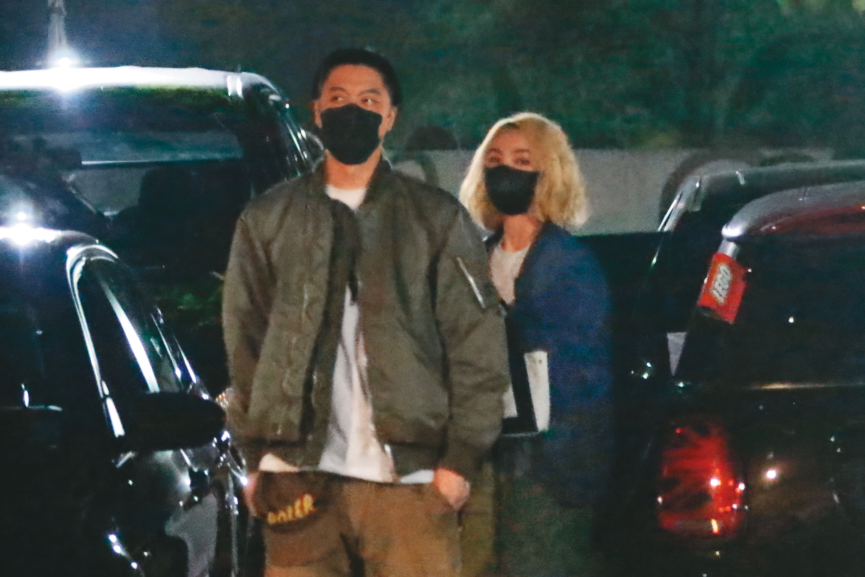 4/2 19：42 接著鄭雲燦開車載周湯豪去續攤，下車後她小鳥依人般跟在周湯豪身後。