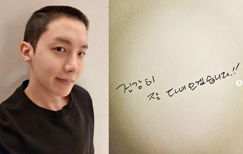 J-HOPE頂著平頭台自拍,手寫信向粉絲道別。(翻攝自J-HOPE IG)