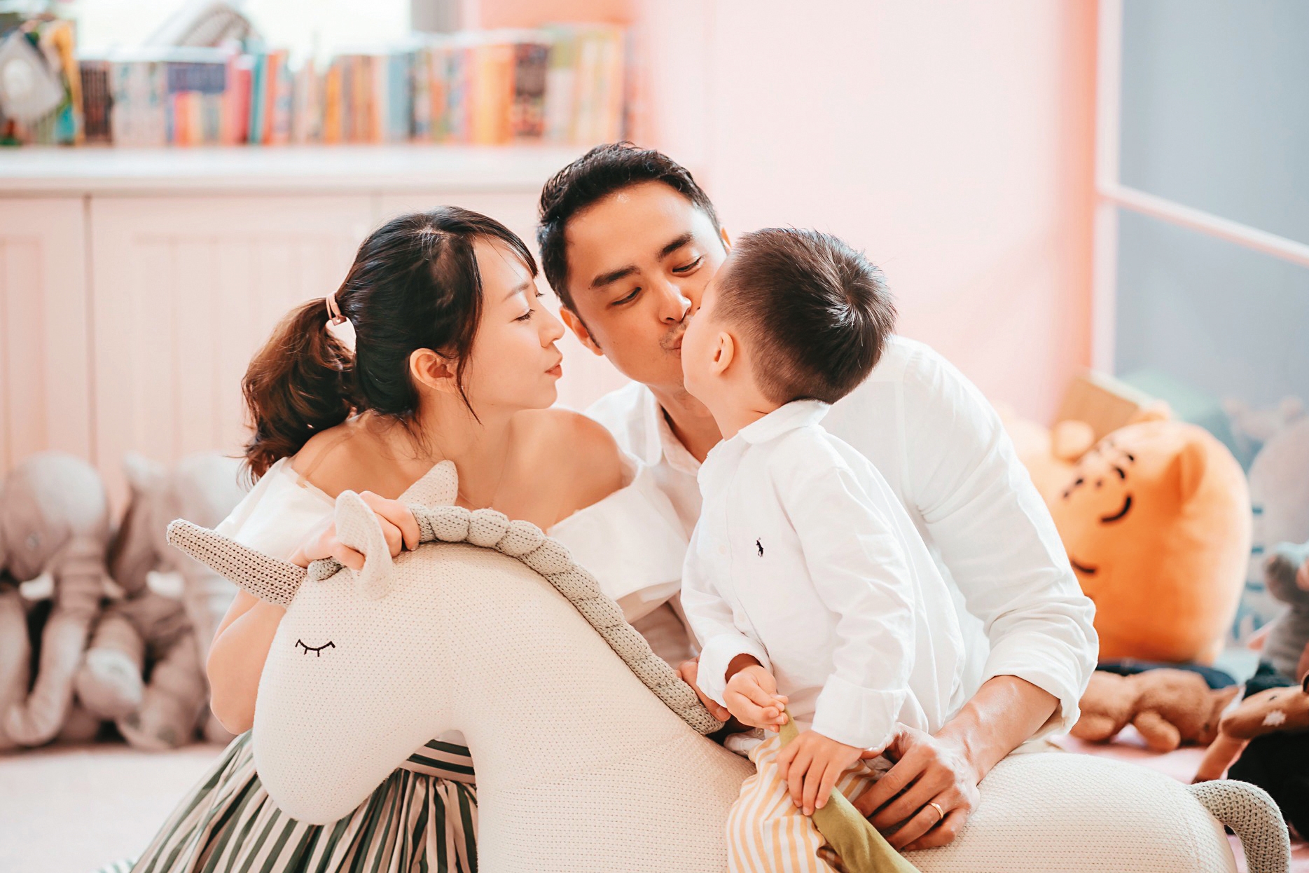 明道(右)和老婆王婷萱(左)與兒子在慶生會上親暱互動,兒子還跟明道親親。(讀者提供)