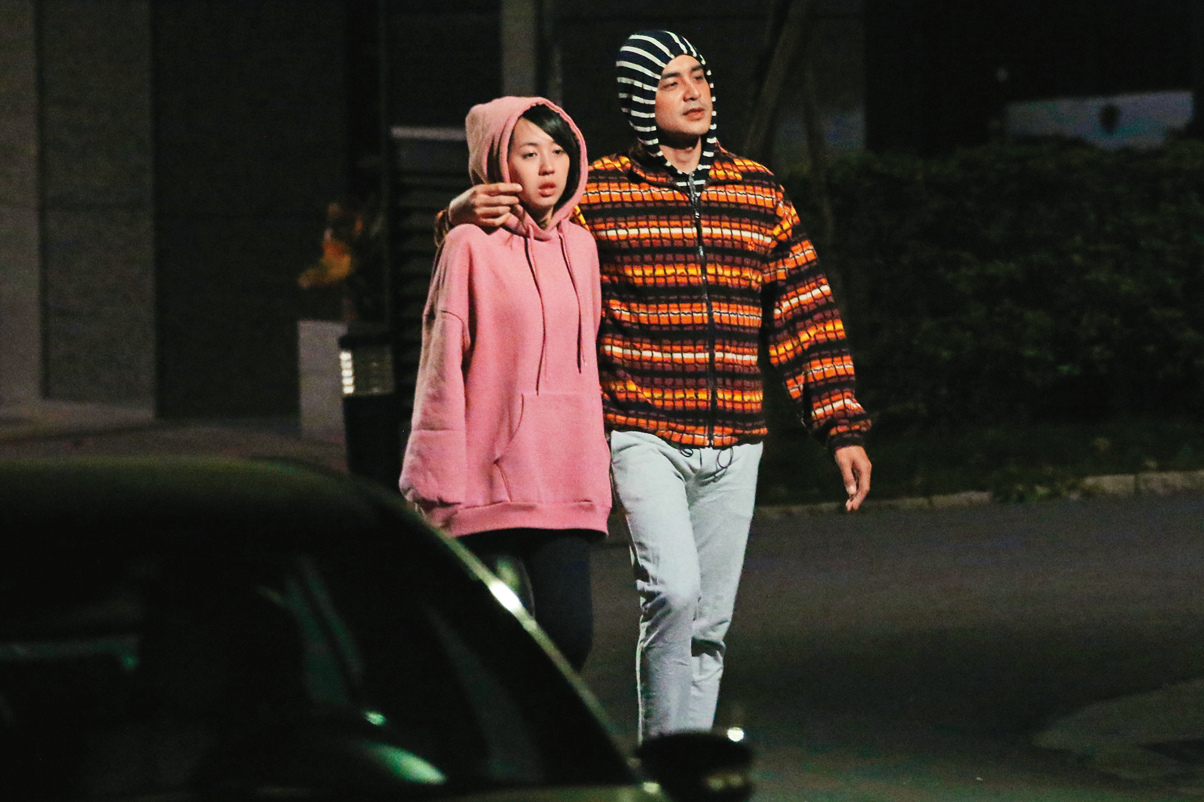 2016年本刊曾獨家拍到明道（右）和王婷萱（左）公園親密散步，戀情因此曝光。