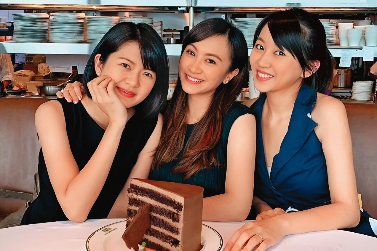 明道老婆王婷萱(右)也會趁空和郭彥均老婆陳瑋珊(左)、張子庭(中)等好友聚會,享受一下閨密時光。(翻攝自w131215 IG)