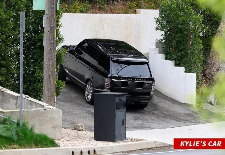 凱莉珍娜將車駛進提摩西的豪宅中，洩露2人好感情。（翻攝自TMZ網站）