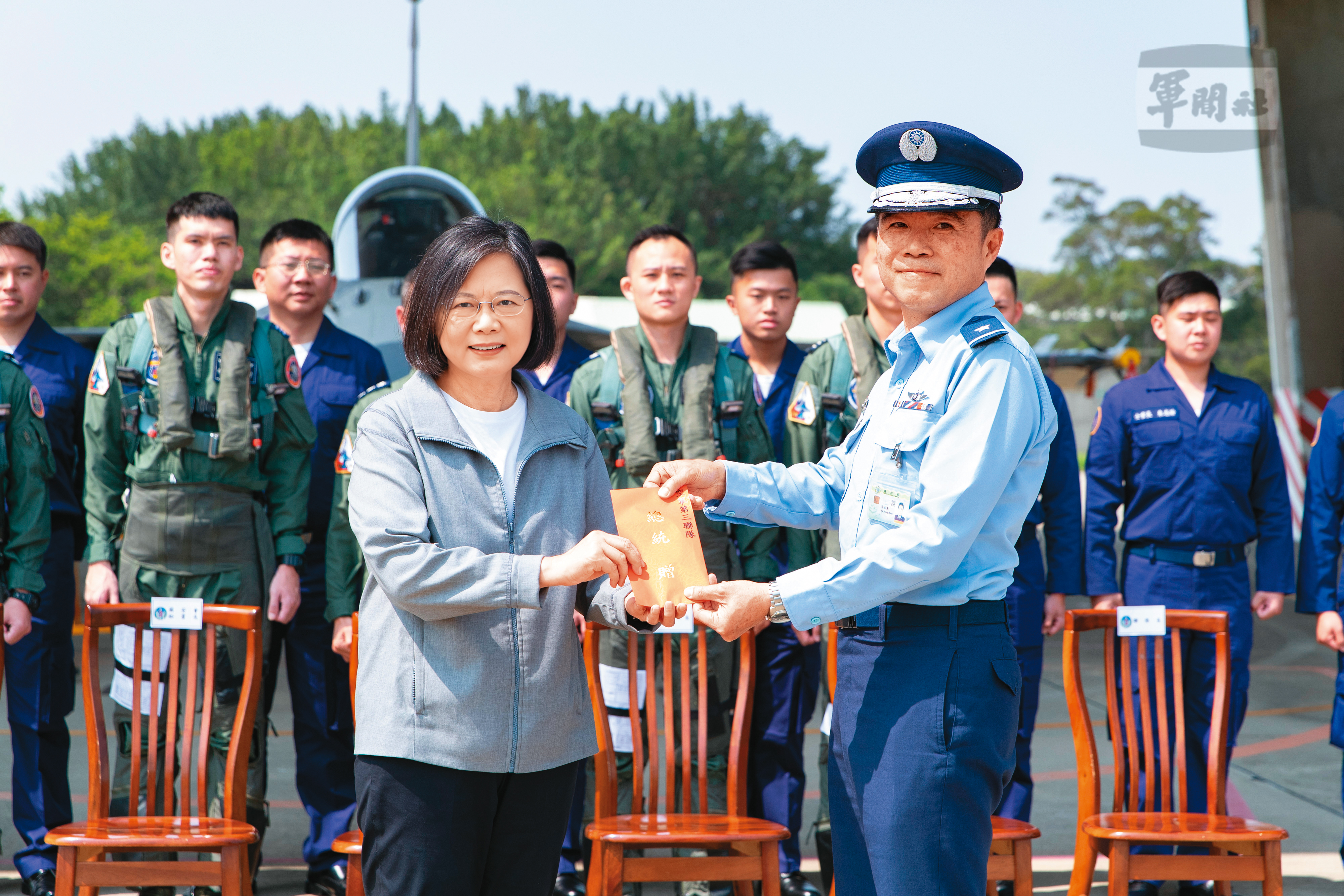 共軍頻繁軍演,總統蔡英文(前左)14日到清泉崗視察,並致贈加菜金感謝第一線官兵保家衛國。(軍聞社)