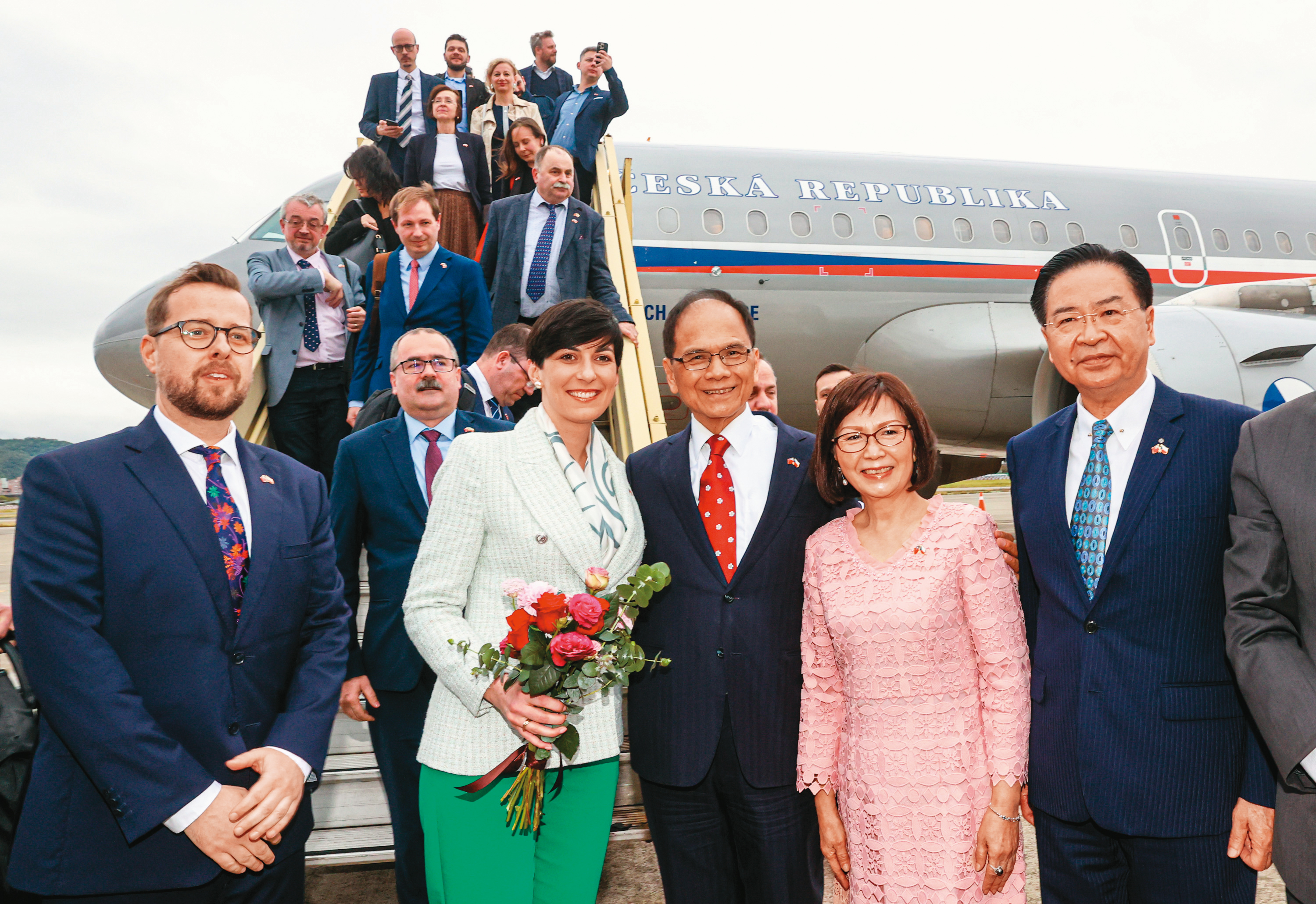 捷克眾議院議長艾達莫娃帶領上百名政要與軍火商來台，有意購買雄三飛彈。圖為立法院長游錫堃接機畫面。（台北市攝影記者聯誼會提供）