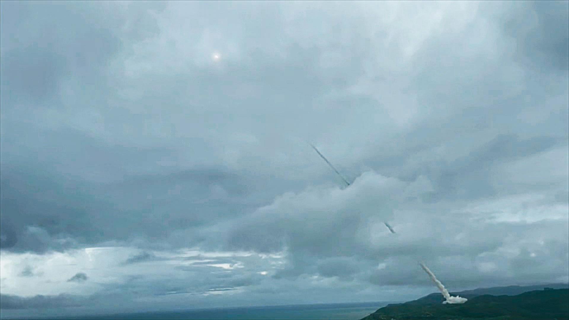 雄三飛彈從屏東九鵬基地試射,一飛衝天畫面相當震撼。(軍聞社)