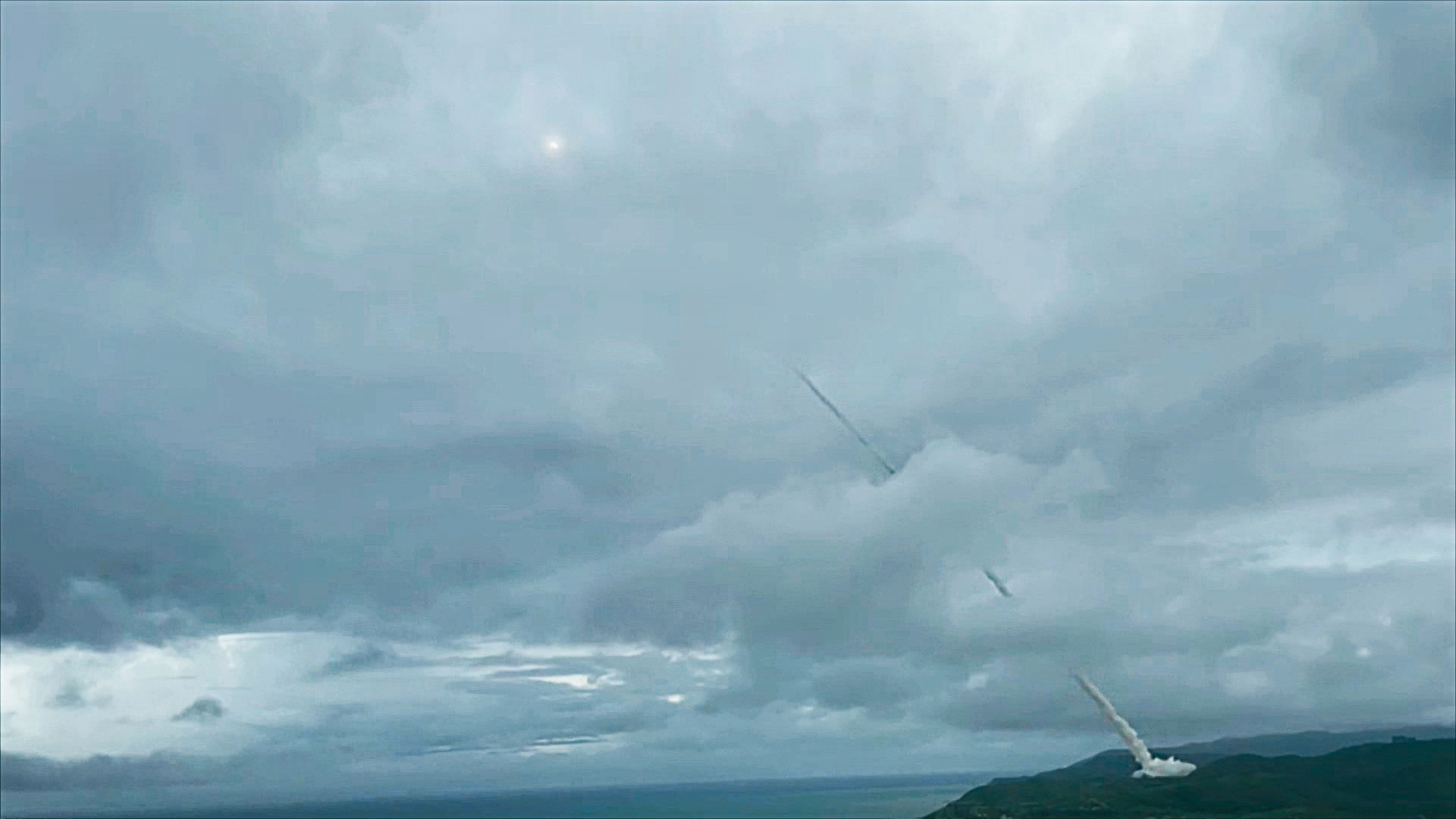 雄三飛彈從屏東九鵬基地試射，一飛衝天畫面相當震撼。（軍聞社）