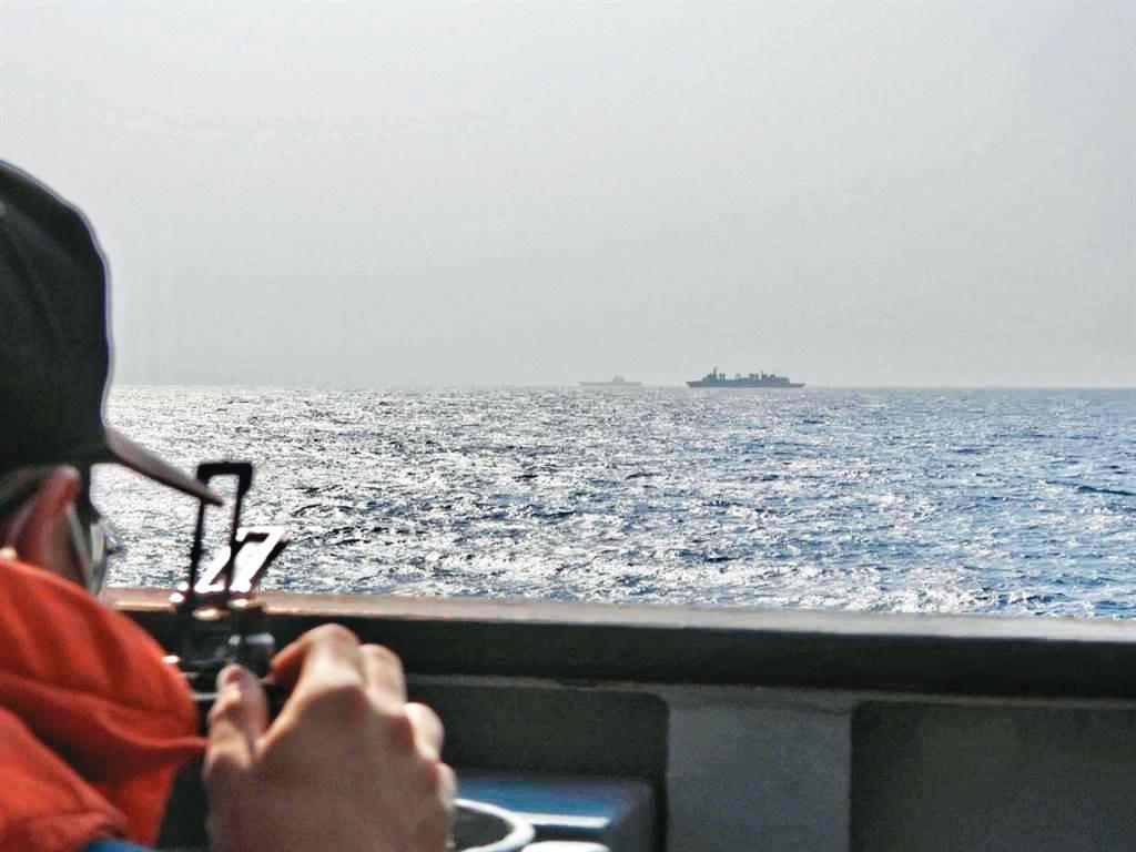 國防部日前公布國軍監控中共航母山東艦穿越巴士海峽畫面。(國防部提供)