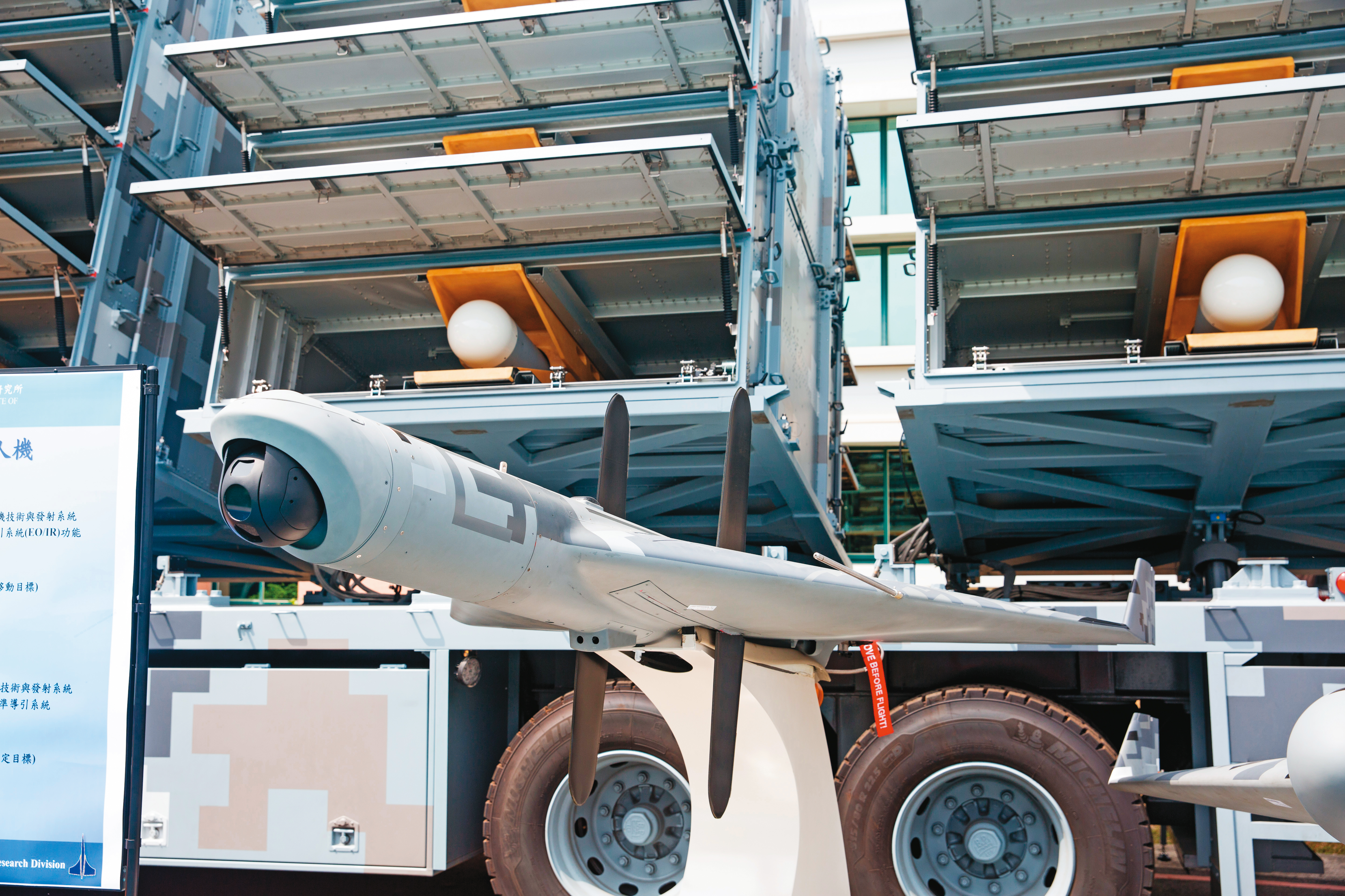 中科院日前公布9款新型無人機（圖），可透過高空偵查掌握共艦最新動態（左圖），補強海空聯合作戰所需資訊鏈。