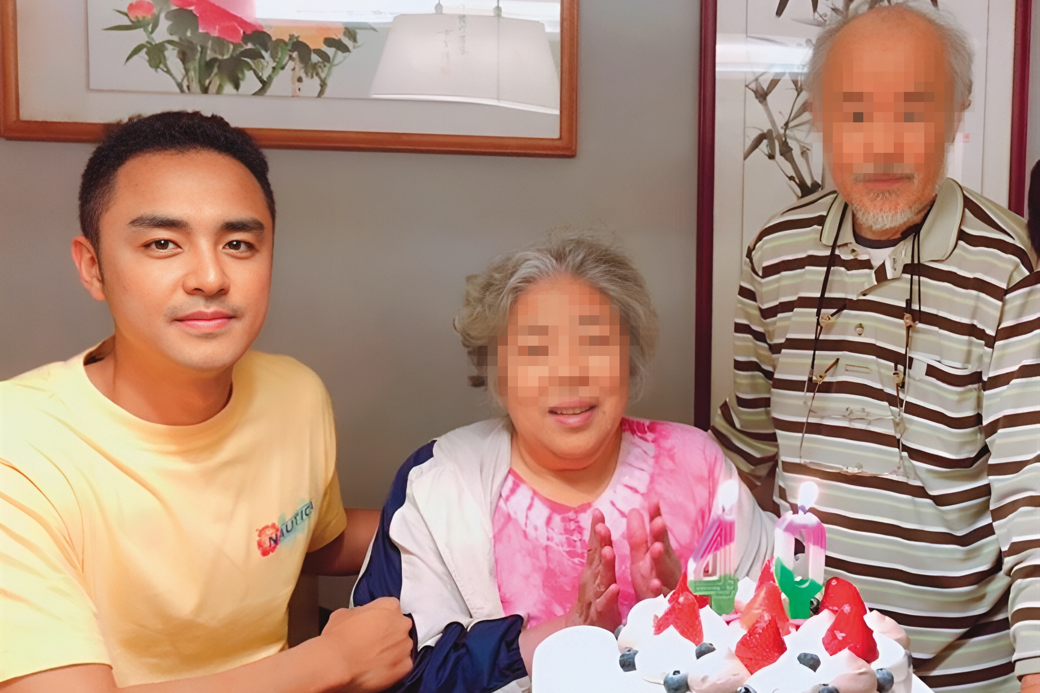 明道3年前40歲生日和爸媽一同度過。（明道工作室提供）