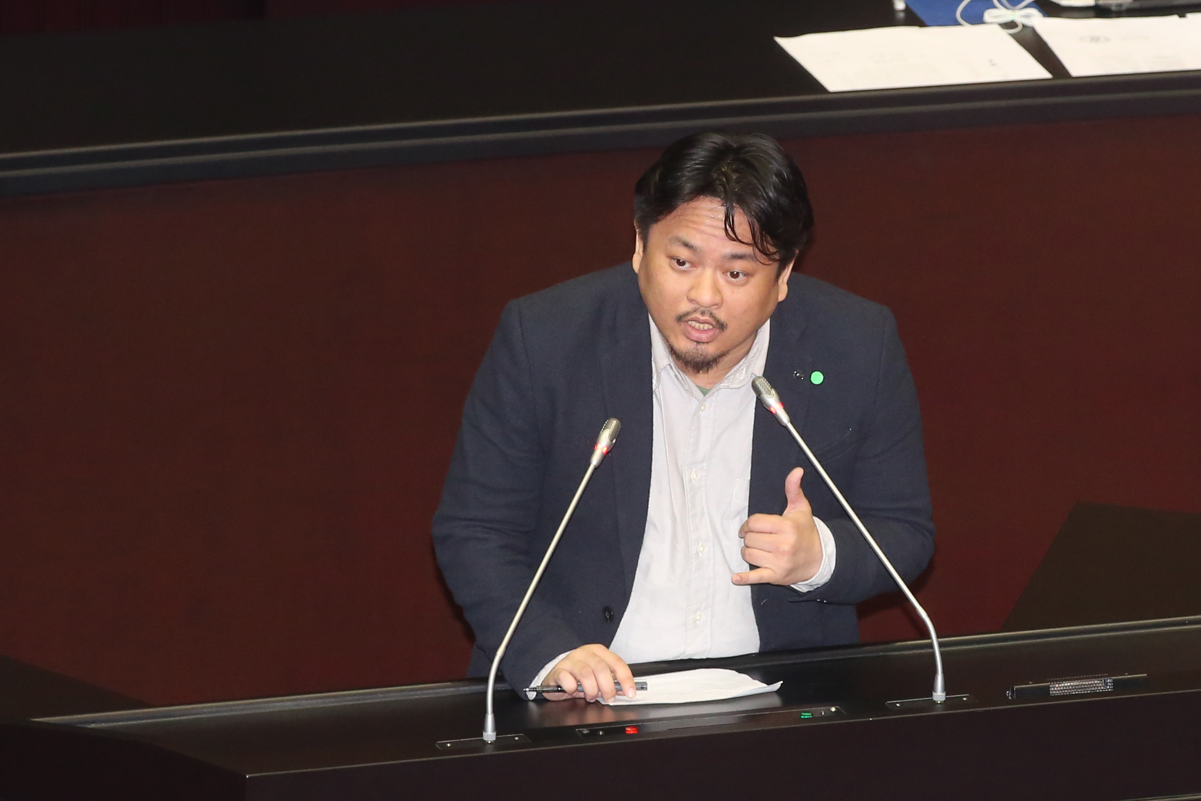 能源局推動「冷氣適溫運動2623」遭人曲解，洪申翰感嘆表示，「幾位藍營媒體人跟民眾黨立委邱臣遠，卻又要把這個創造多贏的計畫，扭曲成這就是『限電令』」。（本刊資料照）