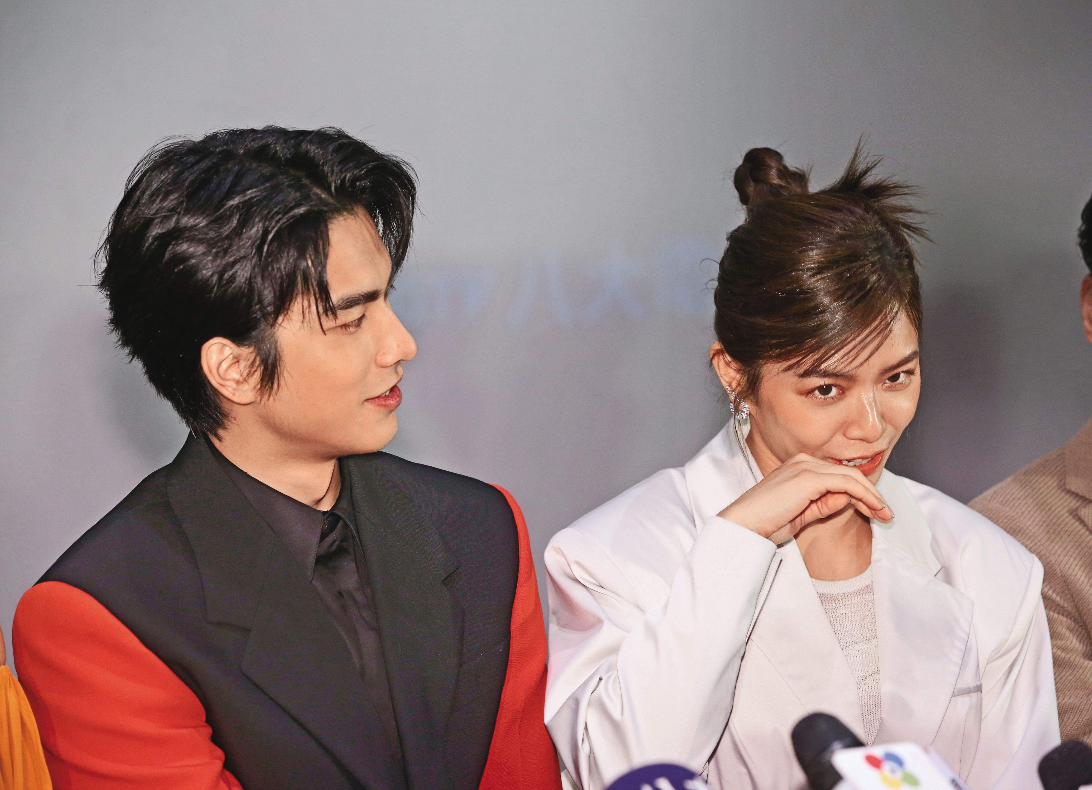 曾敬驊（左）在新戲中流血受傷昏迷，宋芸樺（右）為他口對口人工呼吸成為另類「初吻」，逗趣重現邊親邊擦嘴的樣子。