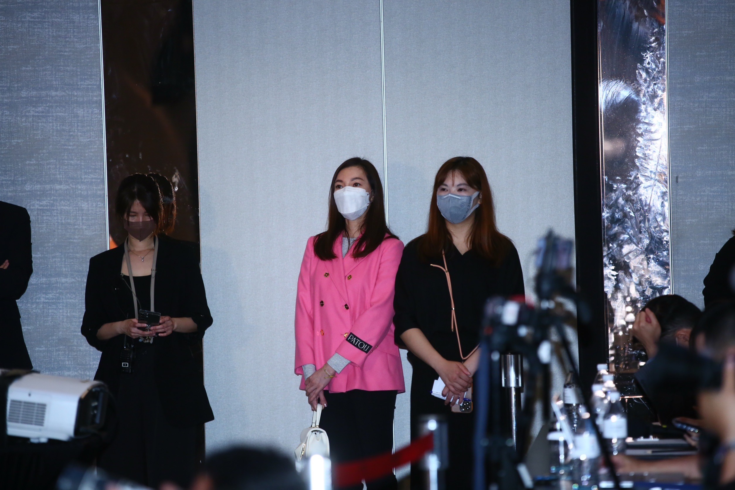 曾馨瑩（中）現身郭台銘記者會，一身粉紅色外套十分亮眼。