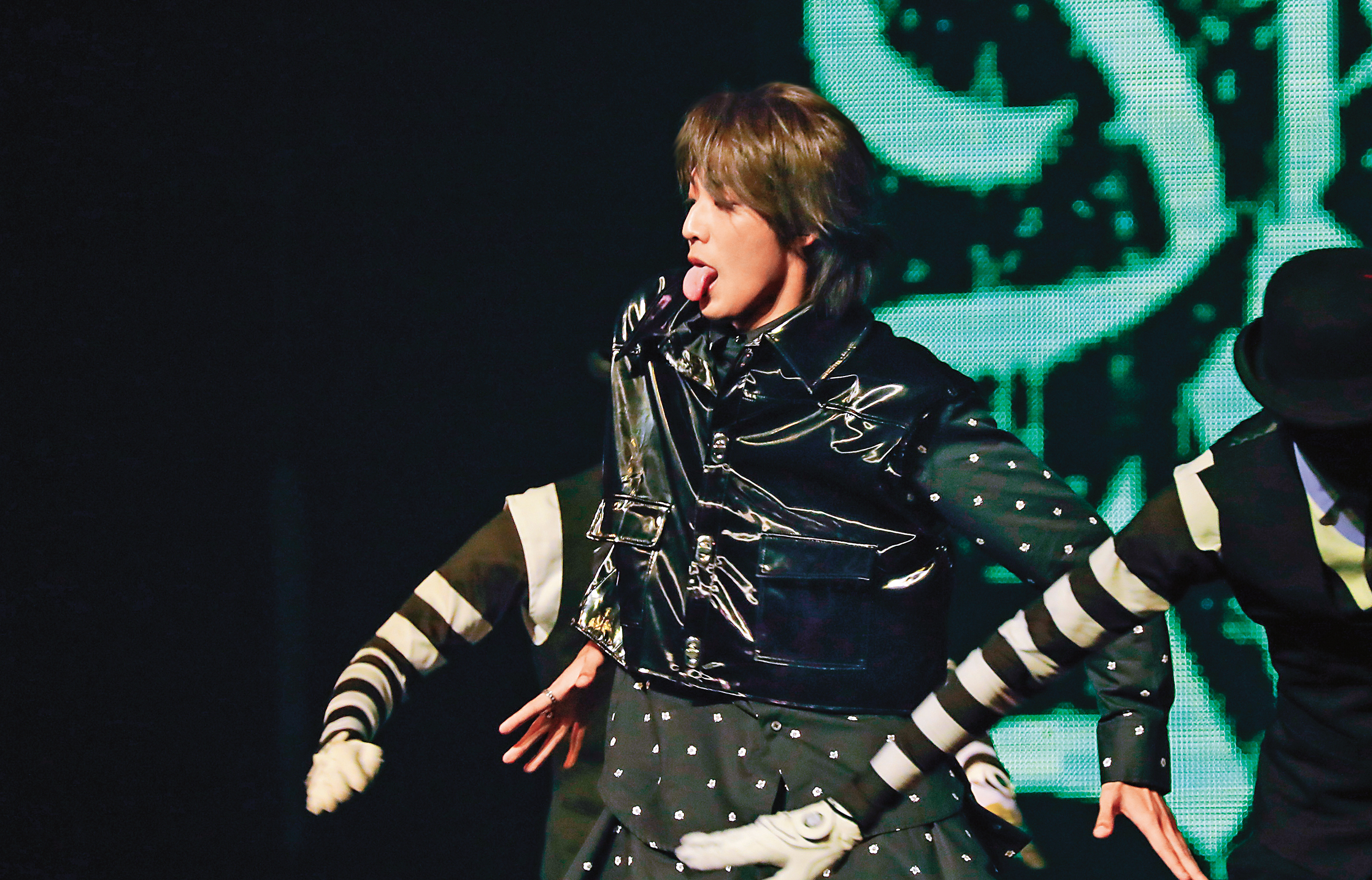 煥鈞嗨到伸長舌頭…（拿出量尺）…長度超鄉民尺寸30公分。（極品無誤）