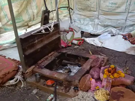 夫妻疑信邪教活人獻祭！自製斷頭台自我了斷，頭顱滾入火壇中。（翻自bombaysamachar.com）