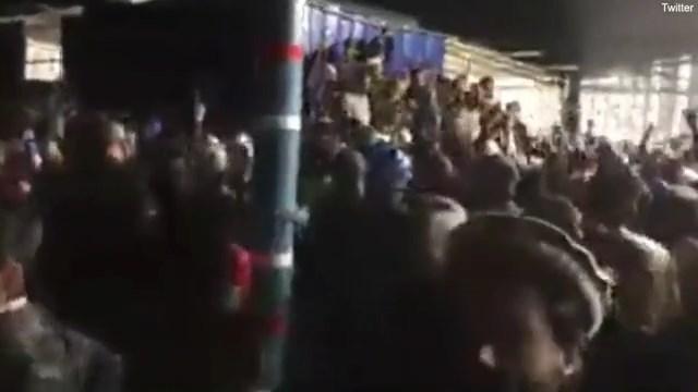 巴基斯坦人集體圍攻田男。(翻自《每日郵報》)