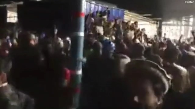 巴基斯坦人集體圍攻田男。（翻自《每日郵報》）