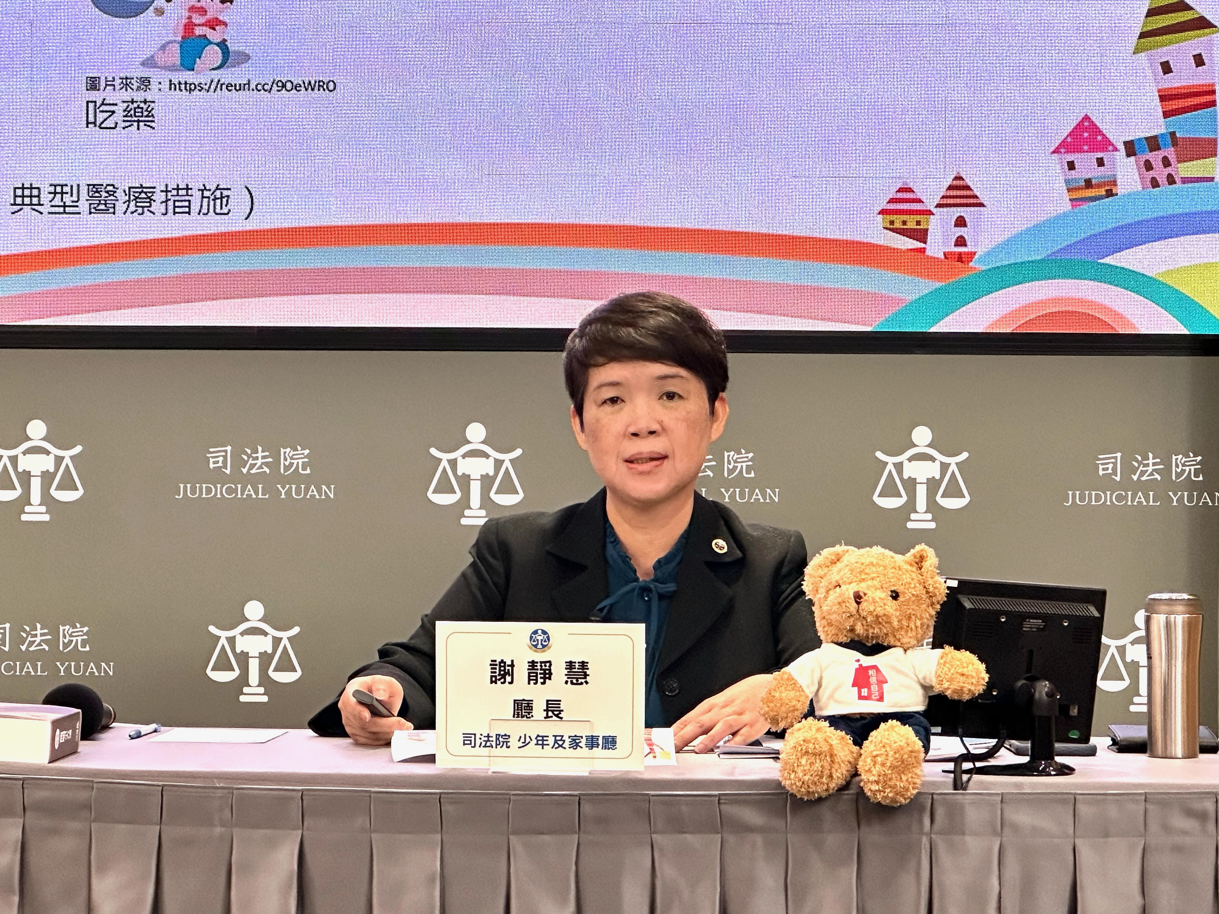 司法院少年及家事廳長謝靜慧說明精神衛生法庭建置進度。