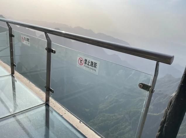 張家界天門山4人跳崖以及天津7名學生密集跳樓,引起中國社會譁然。圖為天門山玻璃棧道。(翻攝自推特@huakexinwen)