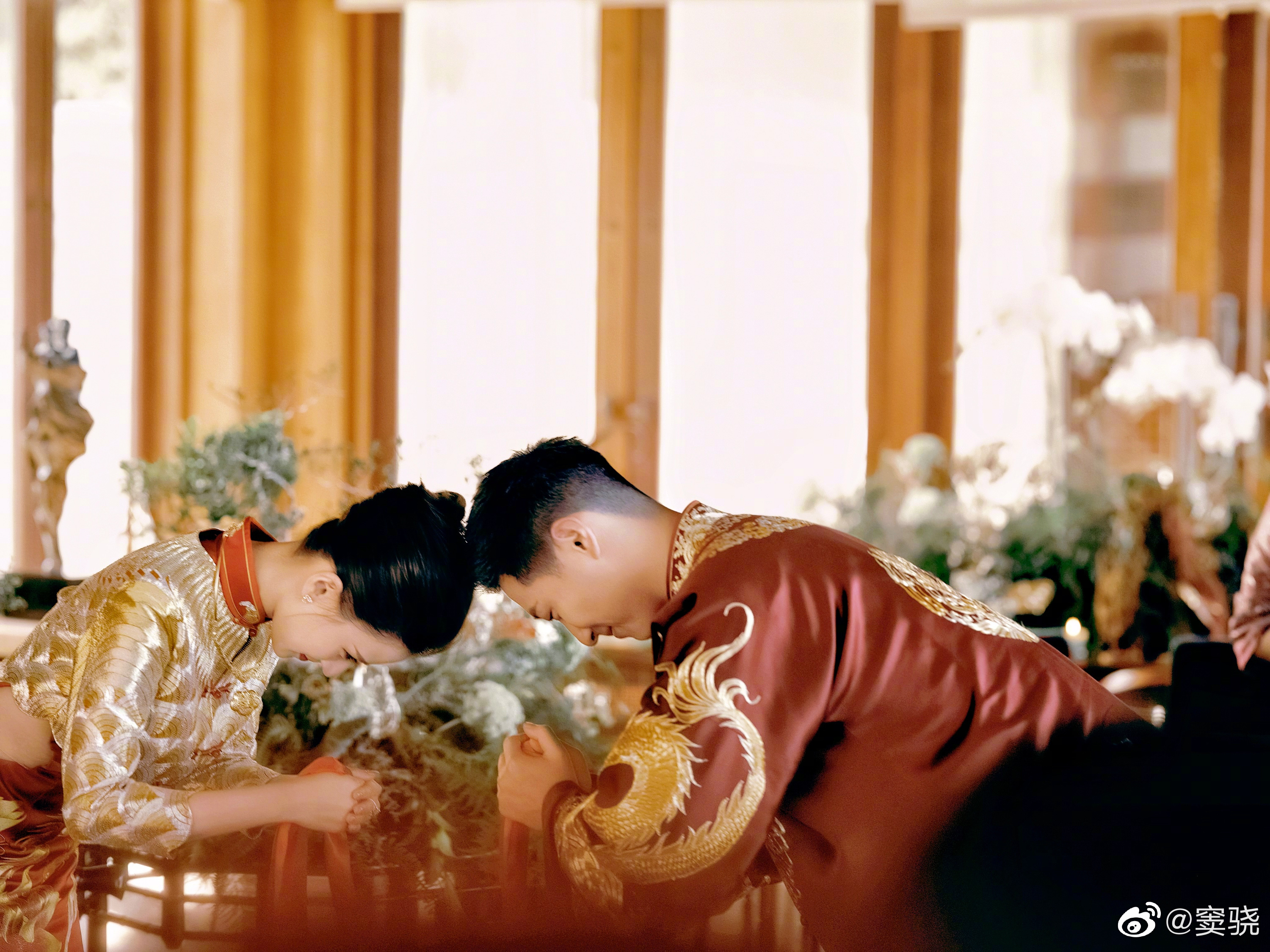 婚禮以中式禮儀進行，竇驍與何超蓮依足規矩夫妻對拜完成婚禮。（翻攝自竇驍微博）