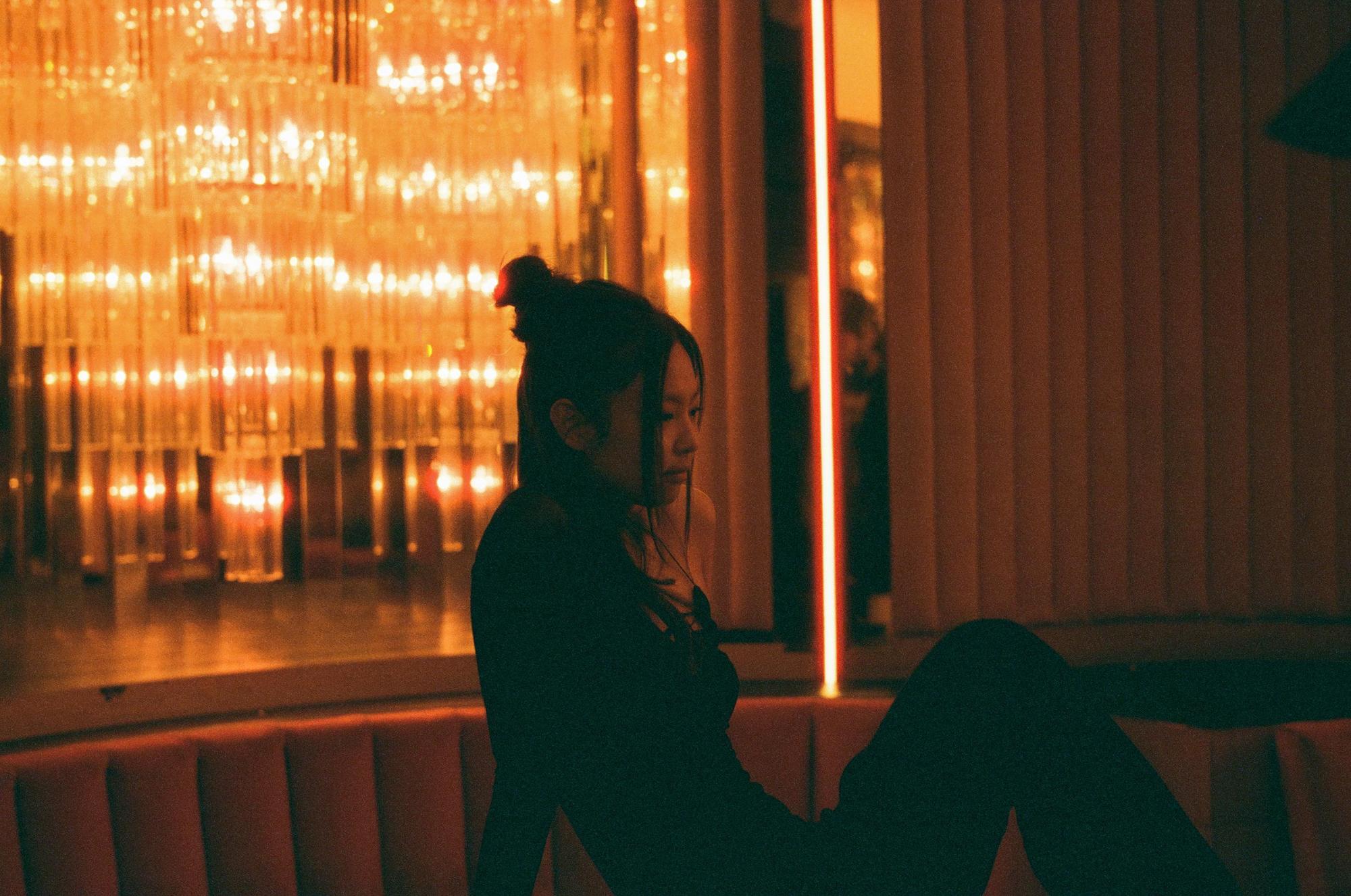韓國女團BLACKPINK的Jennie，也演出《偶像漩渦》。（HBO GO提供）