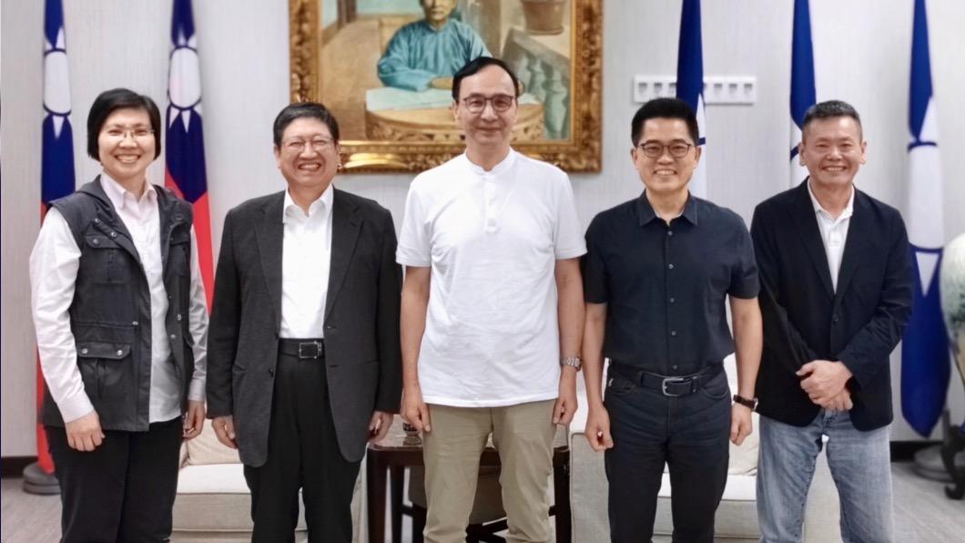 林為洲（右1）宣布不再爭取新竹縣第一選區立委連任，將該區交棒給徐欣瑩（左1）。（翻攝自徐欣瑩臉書）