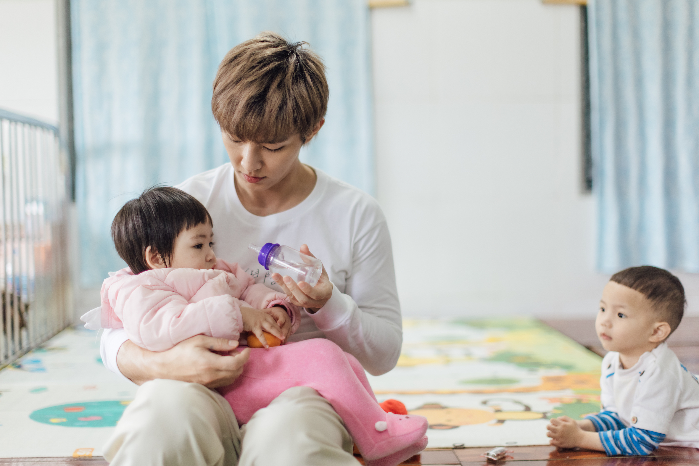 炎亞綸在越南探訪時，替18個月大的小女孩餵奶，也是初體驗。（至善基金會提供）