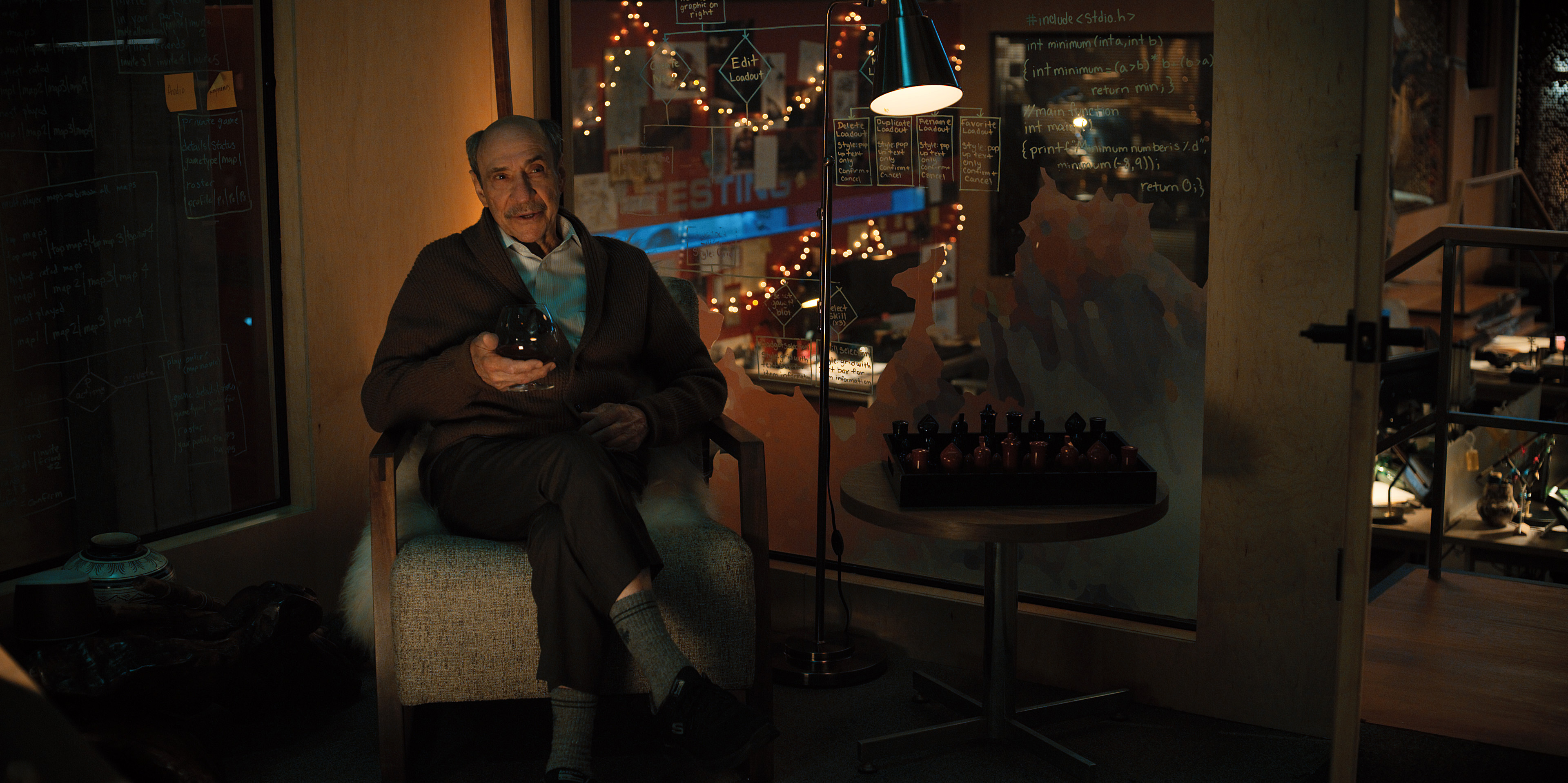 莫瑞亞伯拉罕飾演科幻小說家隆巴頓，是《神話任務》的班底角色之一。（Apple TV+提供）