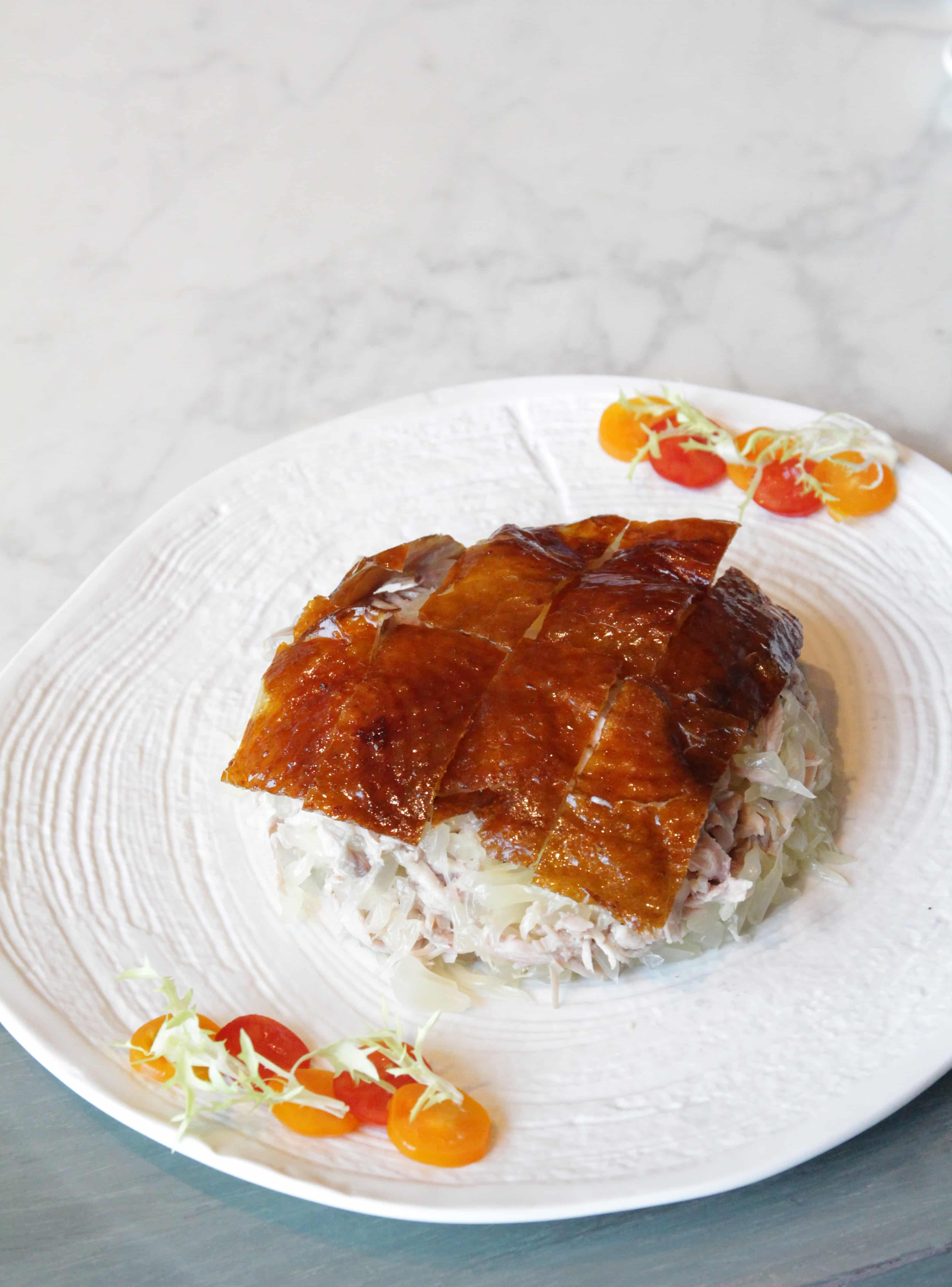 銷售常勝菜「柚子片皮手撕雞」，皮酥肉嫩的雞肉絲與輕盈甜口的柚肉很合拍。（580元／份）