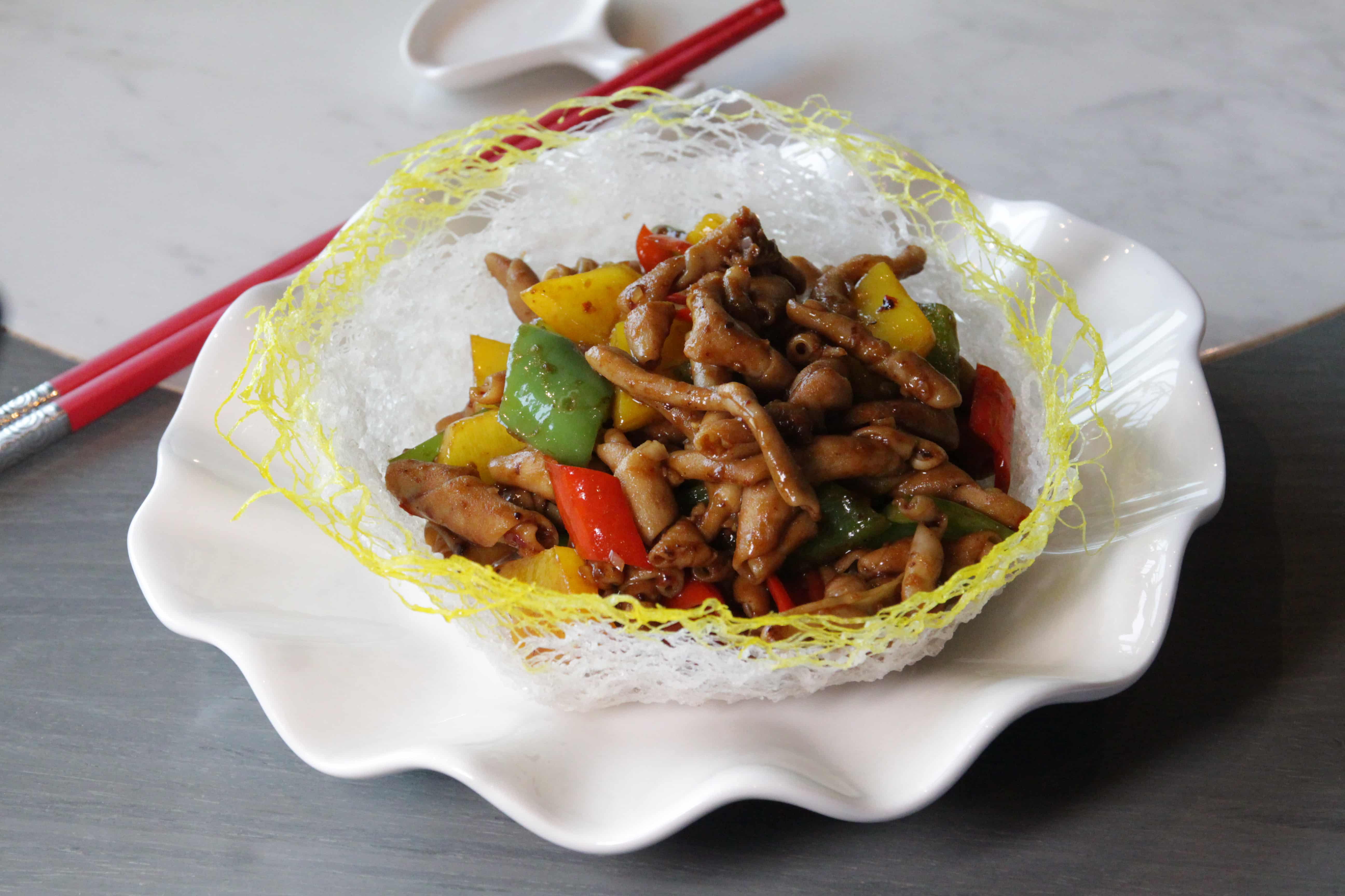 「豉椒炒鵝腸」需在油鍋中爆香陳皮、蒜蓉、和自製的油豆豉，再加入鵝腸與蠔油、老抽、紹酒與糖調味大火猛炒，讓鑊氣恰好的扒住每樣食材。（480元／份）