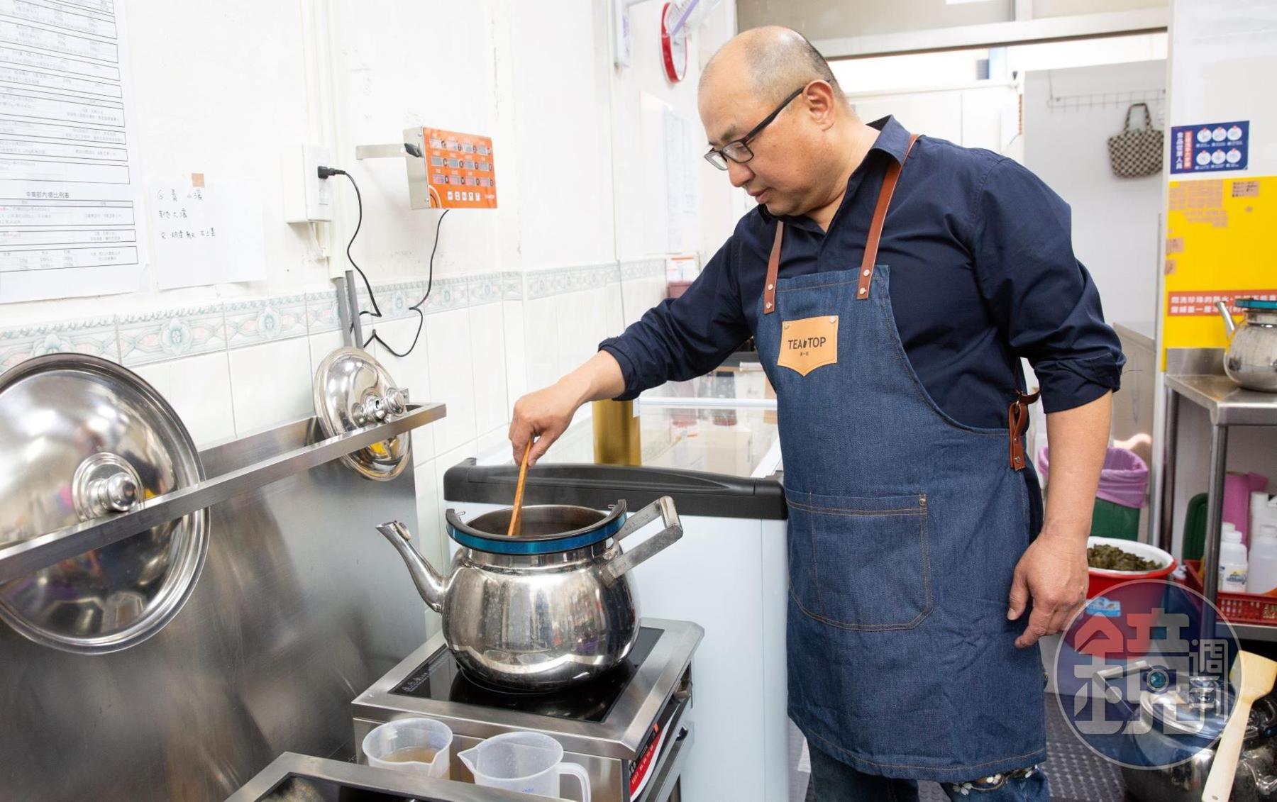 TEA TOP關於茶的部分依循壺沏邏輯,特別重視水質、並以能聚香的鐵壺泡茶,即使儲茶也使用可幫助茶葉熟成的鐵桶。