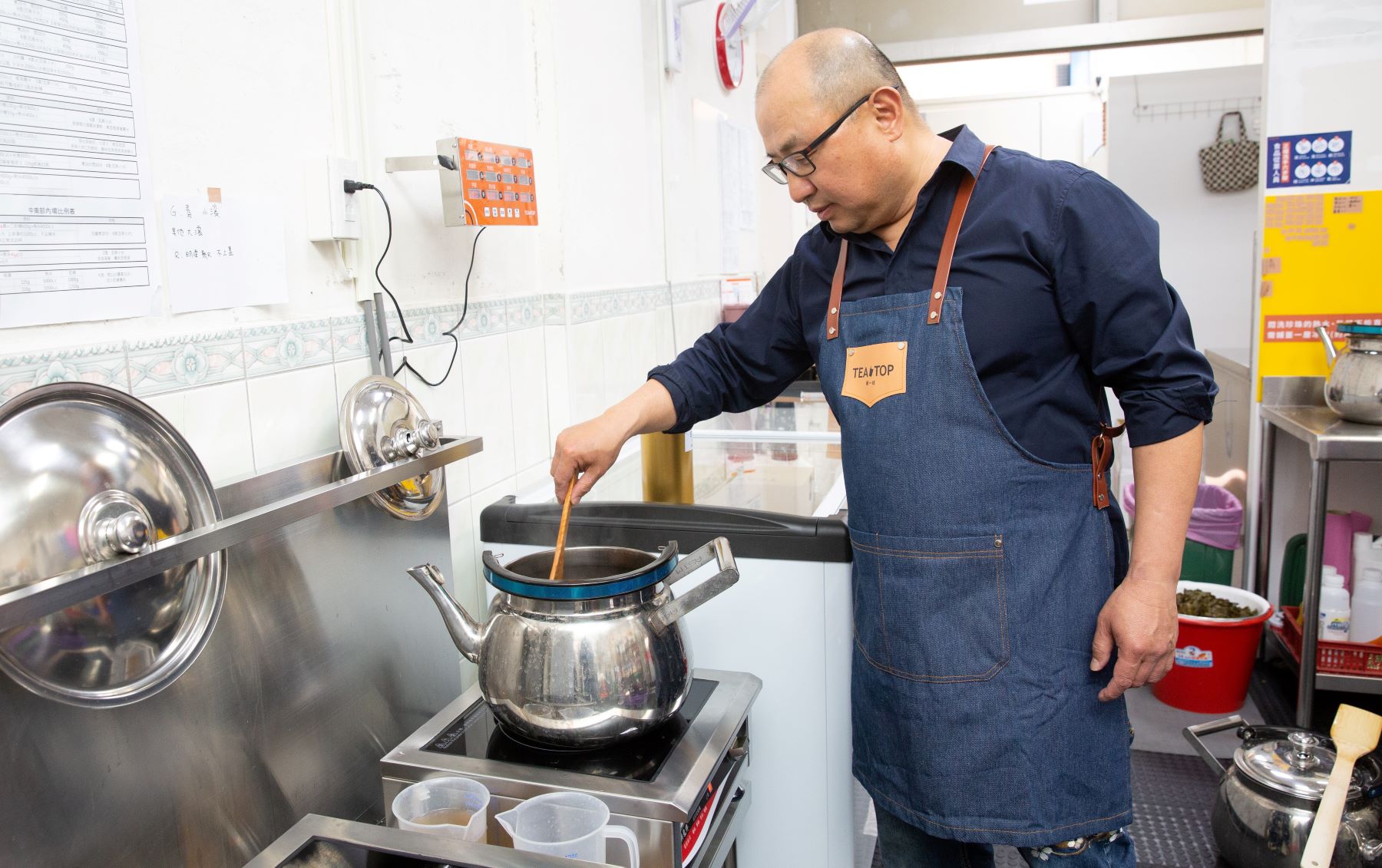 TEA TOP關於茶的部分依循壺沏邏輯，特別重視水質、並以能聚香的鐵壺泡茶，即使儲茶也使用可幫助茶葉熟成的鐵桶。
