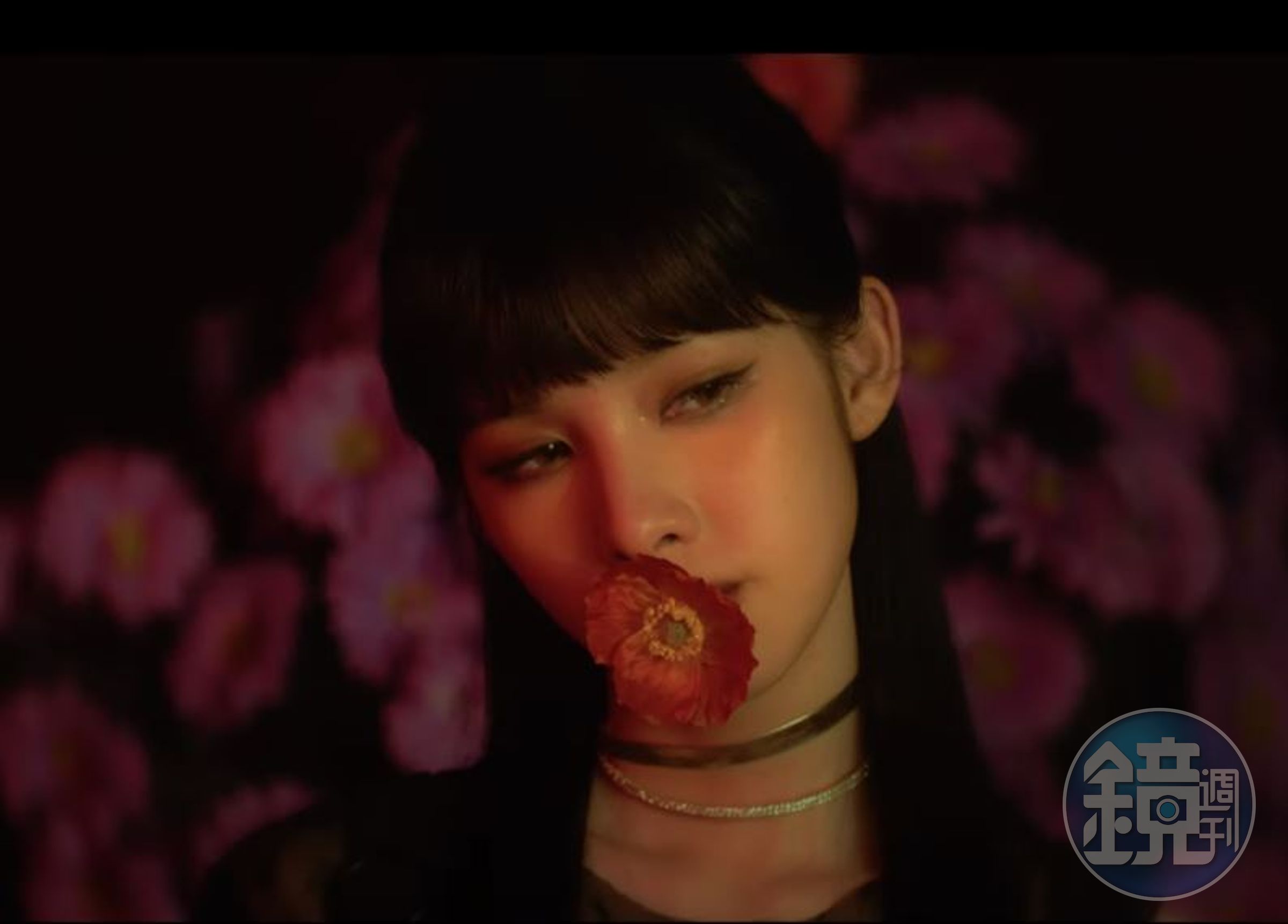 夏菈咬著紅花的片段,被指抄襲BLACKPINK成員JISOO的最新作品〈FLOWER〉。(趣放娛樂提供)